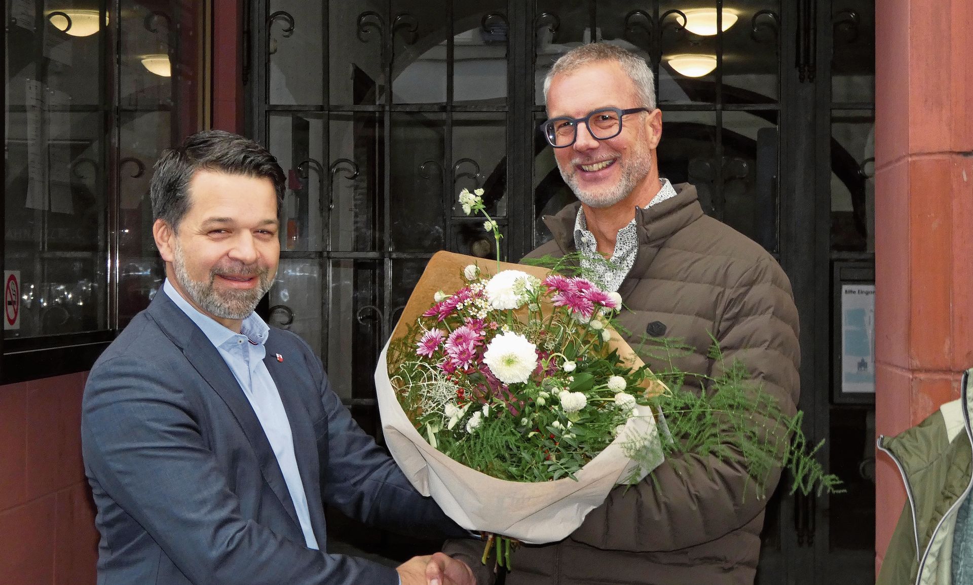 Stadtpräsident Daniel Spinnler beglückwünscht den neuen Liestaler Stadtrat Thomas Eugster. Foto: xxx Stadtpräsident Daniel Spinnler beglückwünscht den neuen Liestaler Stadtrat Thomas Eugster. Foto: xxx