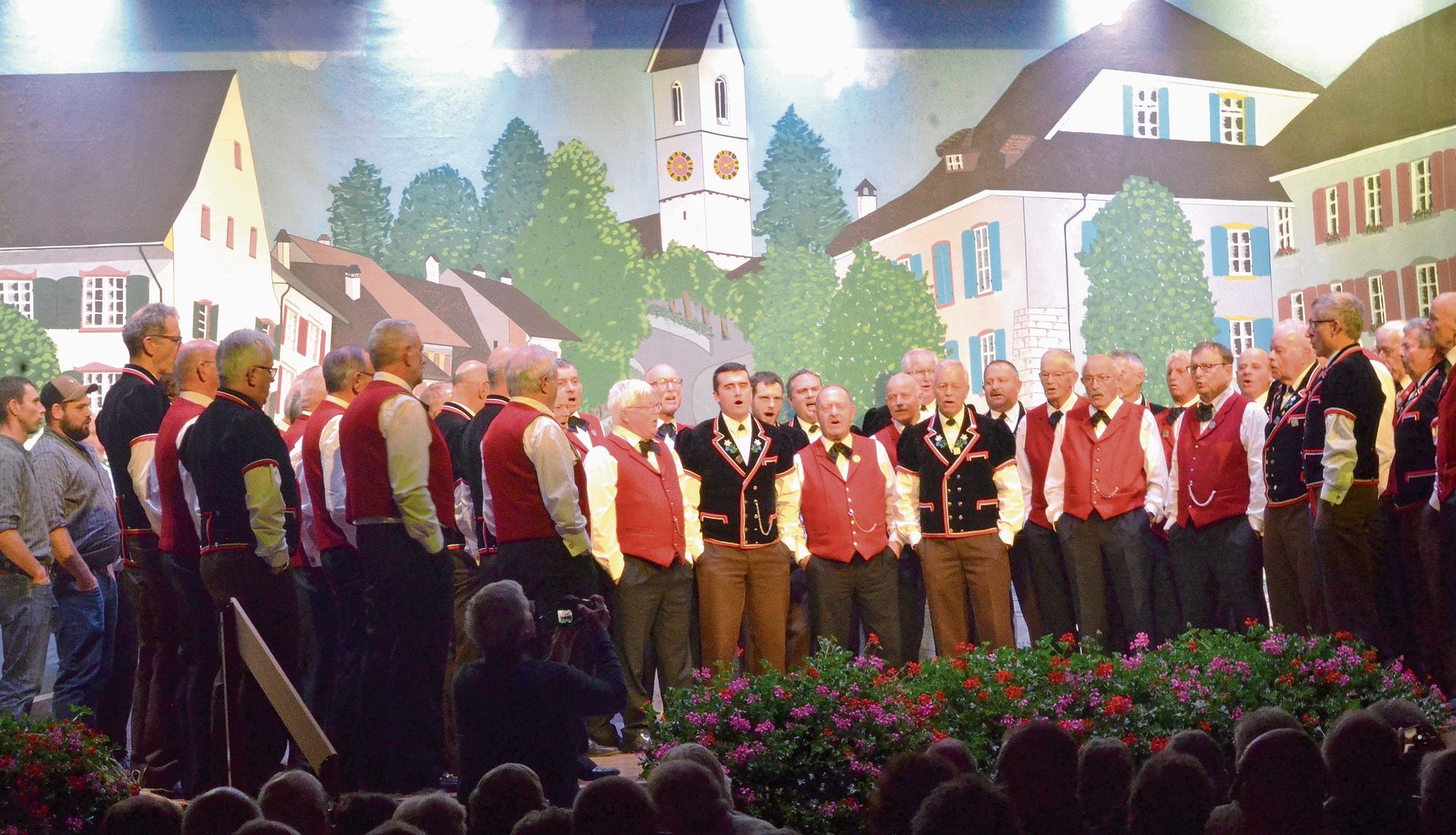 Der gemeinsame Auftritt der beiden Chöre bildete der Höhepunkt des KonzertabendsFoto: Jürg Hunziker