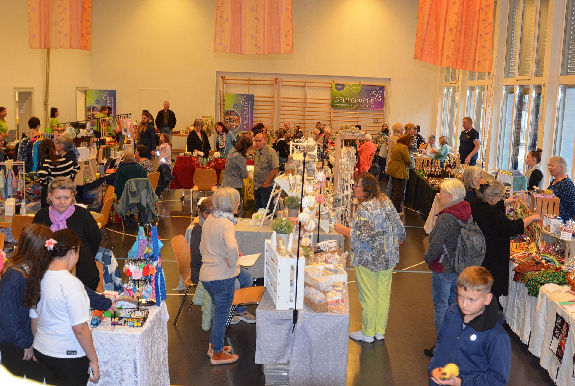 Überall wurde in der Turnhalle gestöbert, gestaunt und geplaudert. Fotos: B. Reinhard Überall wurde in der Turnhalle gestöbert, gestaunt und geplaudert. Fotos: B. Reinhard