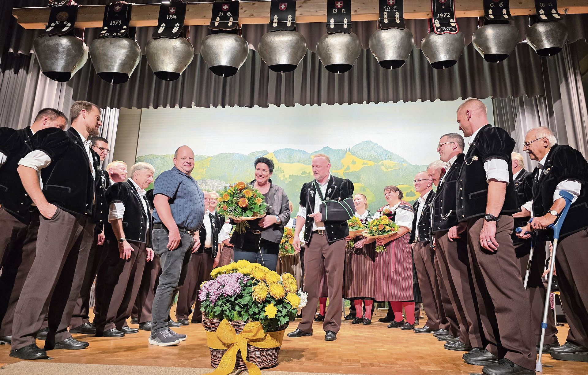Daniela Schneeberger erhielt, nebst den Jodlerinnen, ebenfalls einen schönen Blumenstrauss, Werner Thommen vom JK Spitzeflüeli Waldenburg und Präsident Raymond Tanner vom JK Hohwacht bedankten sich bei ihr für die tolle Zusammenarbeit am Jodlerfe Daniela Schneeberger erhielt, nebst den Jodlerinnen, ebenfalls einen schönen Blumenstrauss, Werner Thommen vom JK Spitzeflüeli Waldenburg und Präsident Raymond Tanner vom JK Hohwacht bedankten sich bei ihr für die tolle Zusammenarbeit am Jodlerfest in Reigoldswil. Fotos: U. Roth