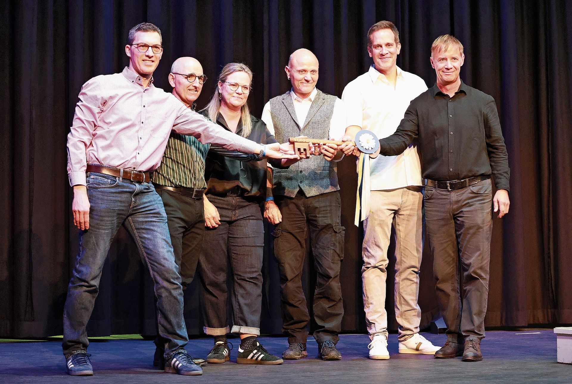 Markus Vogt (r.) überreicht dem Gemeinderat den Hallenschlüssel. Markus Vogt (r.) überreicht dem Gemeinderat den Hallenschlüssel.