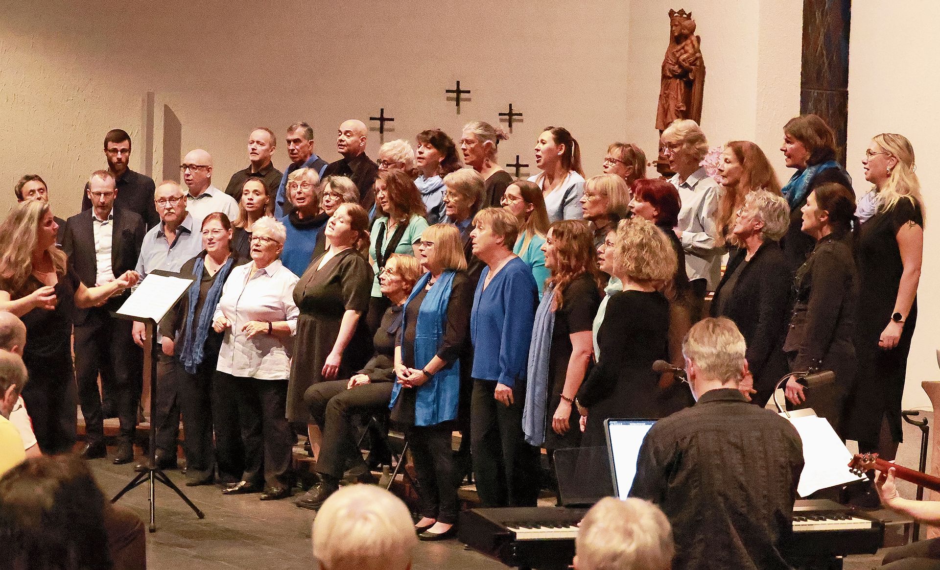 Der Timeless Chor erntete bei ihrem Auftritt viel Applaus. Fotos: B. Eglin Der Timeless Chor erntete bei ihrem Auftritt viel Applaus. Fotos: B. Eglin