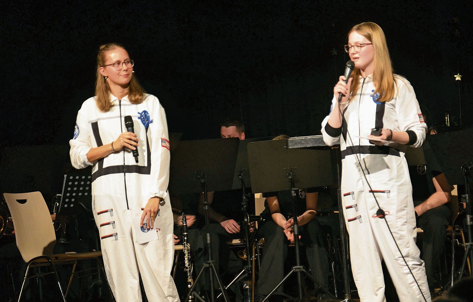 Serafine Marti und Rina Strübin führten durch den Auftritt der Regionalen Jugendband Liestal.Fotos: S. van Riemsdijk