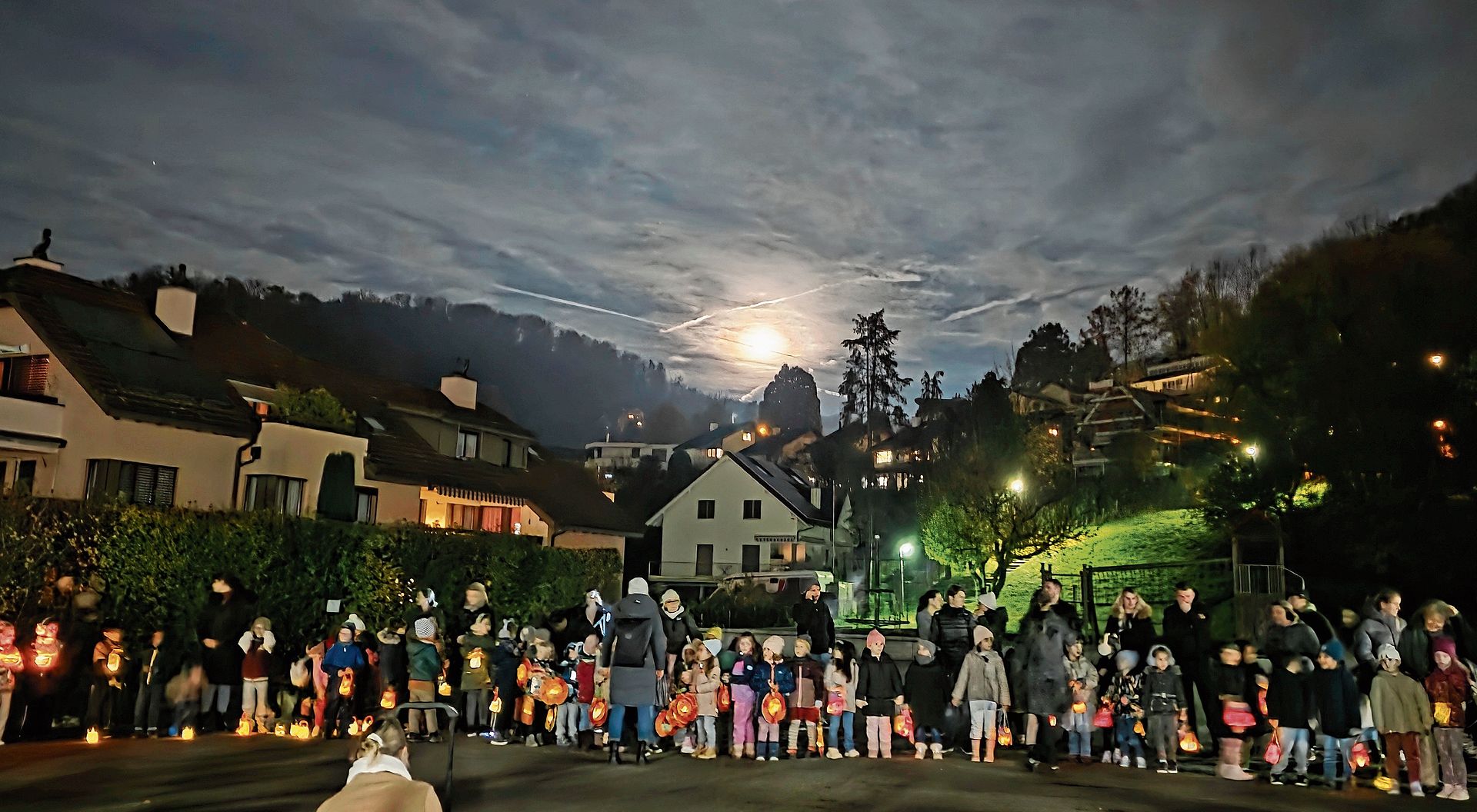 Die Räbeliechtli werden gut bewacht vom schönen Noch-fast-Vollmond. Fotos: U. Roth
