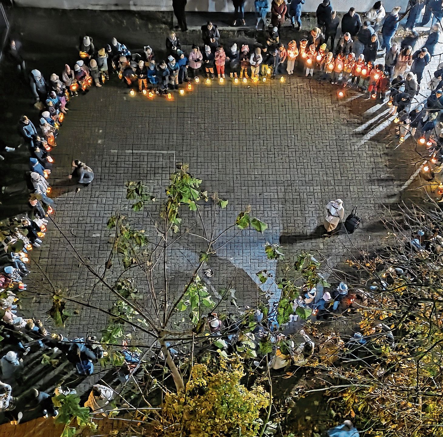 Zwischenhalt beim Quartierladen: Die Kinder singen ein Lied. 