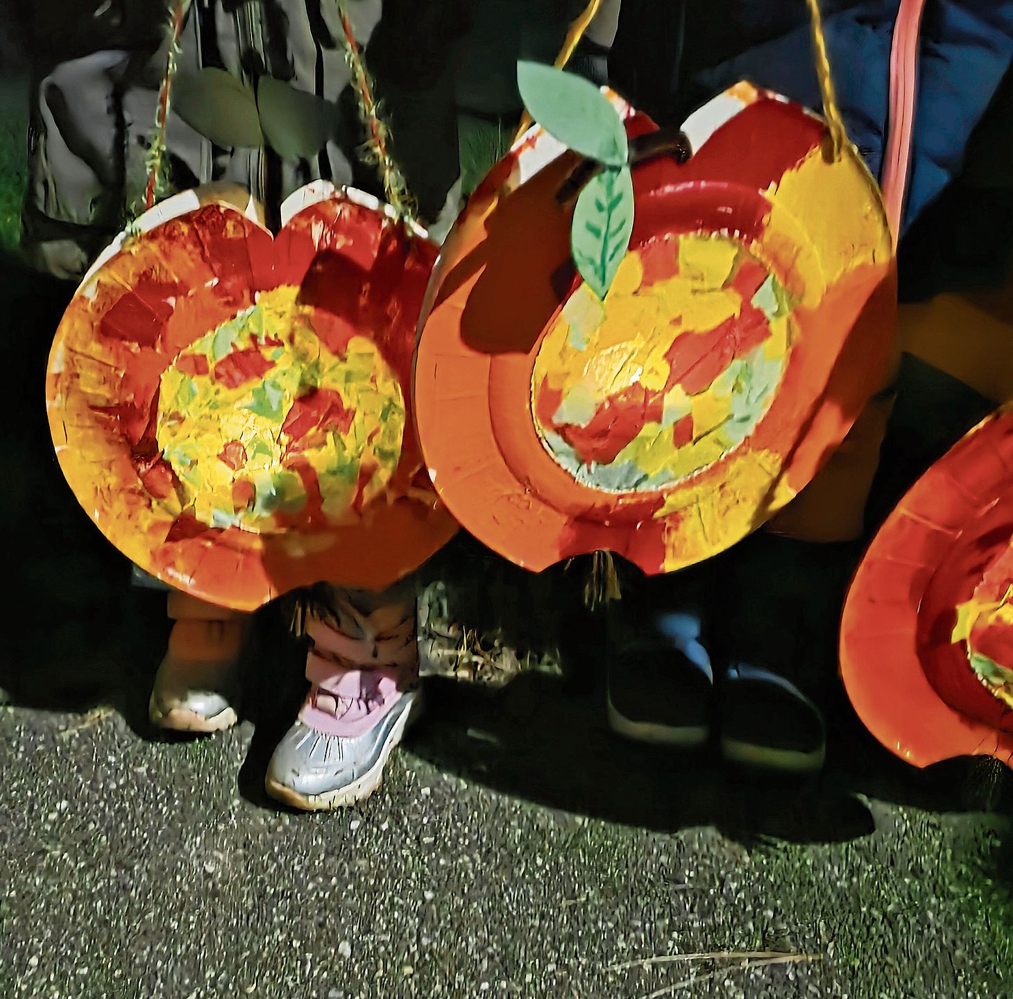 Die leuchtenden Äpfel von den Kindergartenkinder aus dem Fraumattschulhaus.