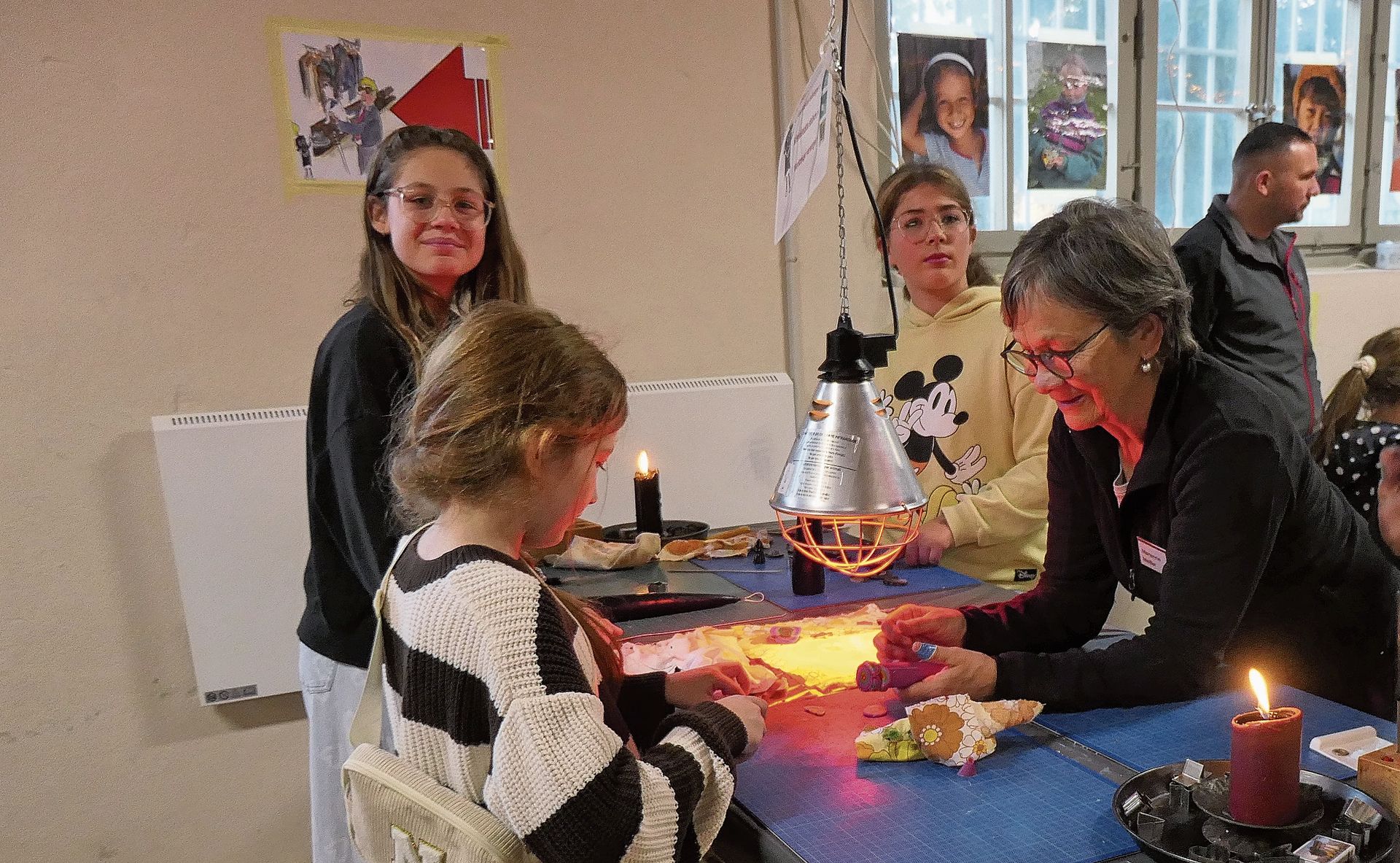 Marianne Meiller hilft bei der Vollendung der kreativen Kerzen. Fotos: U. Handschin