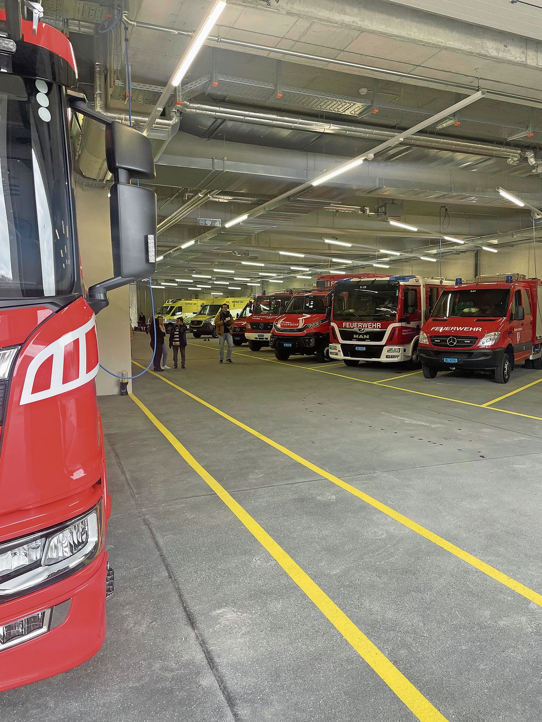 Ein Blick in die sehr frisch bestückte Fahrzeughalle in der Rettungswache Altmarkt.