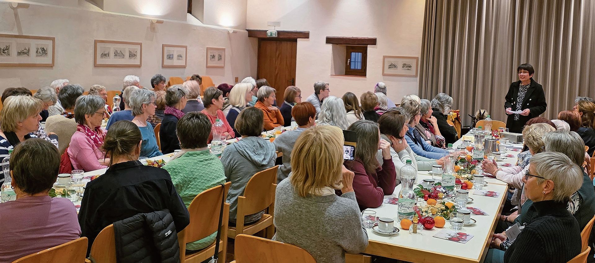 Präsidentin Elisabeth Christen-Augstburger erzählteeine schöne Weihnachtsgeschichte.Fotos: U. Roth Präsidentin Elisabeth Christen-Augstburger erzählteeine schöne Weihnachtsgeschichte.Fotos: U. Roth