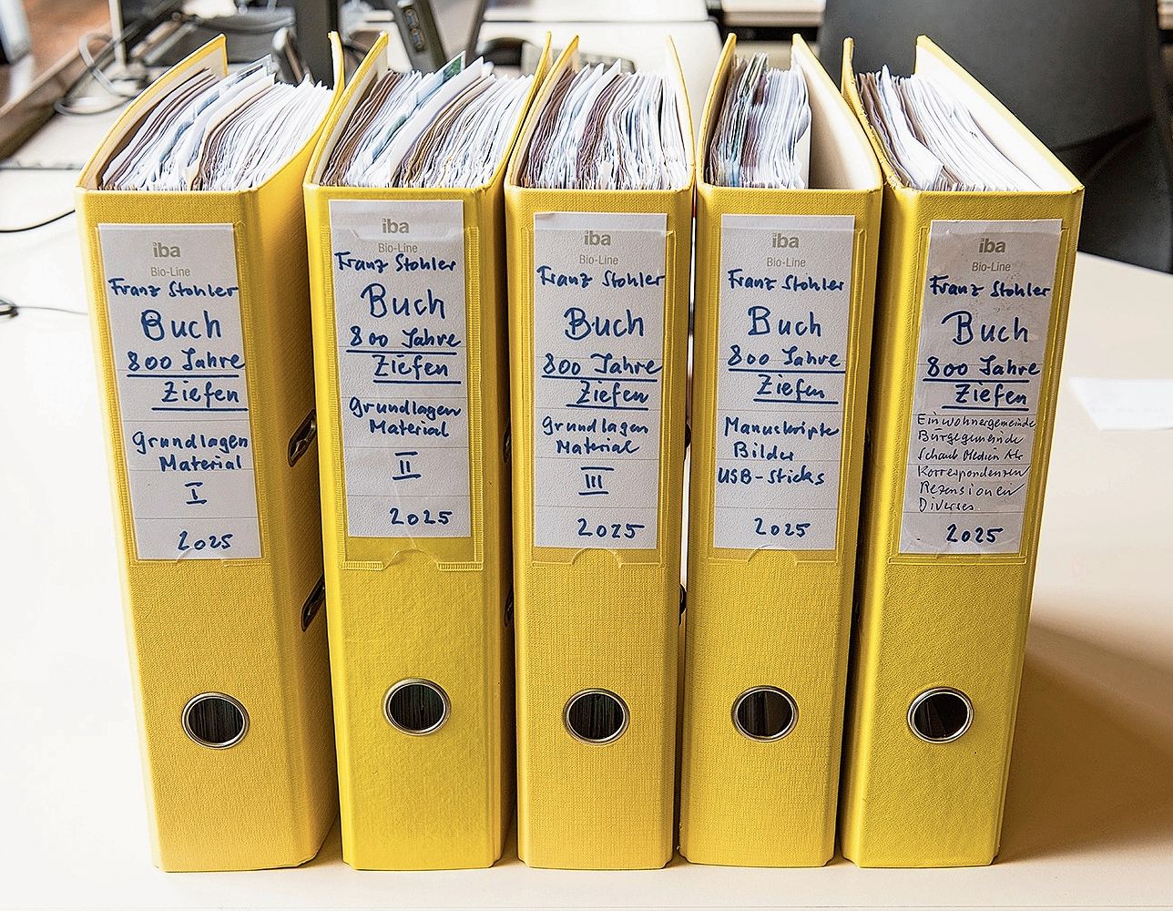 Aus diesen fünf Bundesordern, voll mit Manuskripten, entstand das Werk von Franz Stohler. Foto: zVg
