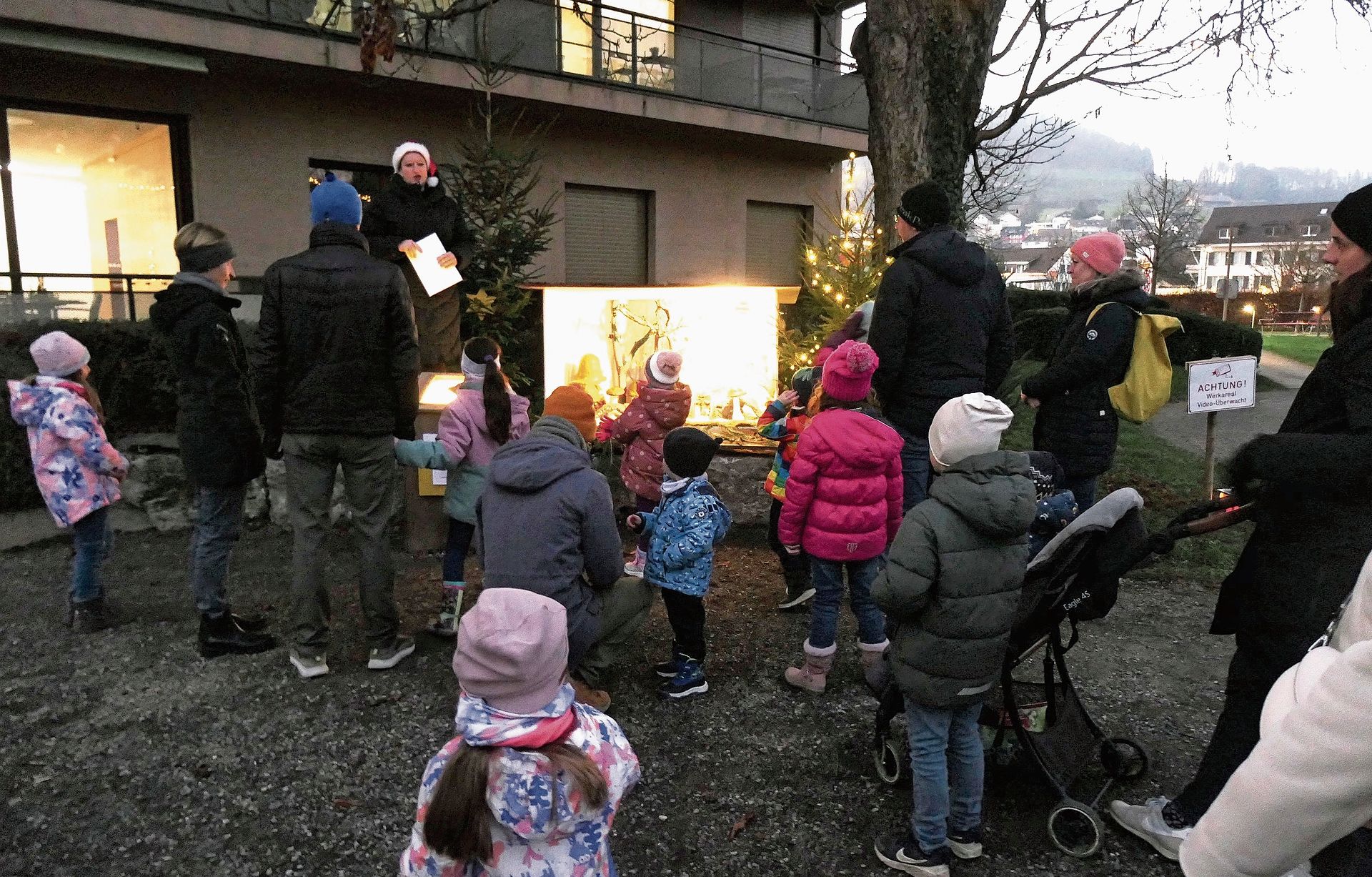 Am Eröffnungstag erfreuten sich bereits die erste Gruppe über die Märchenführung für Kinder mit Cindy Thommen-Botta. Fotos: U. Handschin Am Eröffnungstag erfreuten sich bereits die erste Gruppe über die Märchenführung für Kinder mit Cindy Thommen-Botta. Fotos: U. Handschin