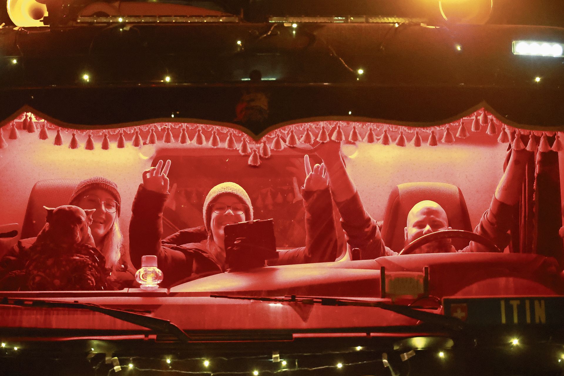 Die Crew freut sich. Die Crew freut sich.