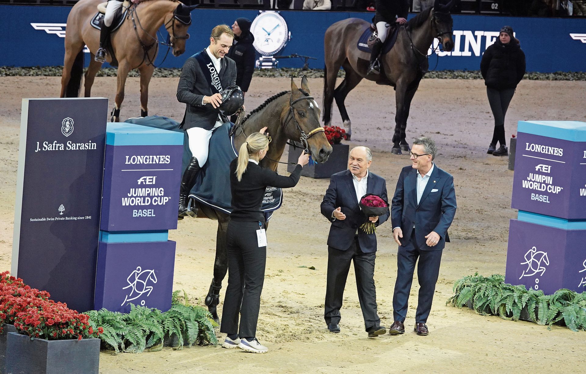 Die Siegerehrung von Richard Vogel durch Thomas Straumann und Christoph Socin, Präsident und Vizepräsident des Longines CHI Classics Basel (v. l.). Die Siegerehrung von Richard Vogel durch Thomas Straumann und Christoph Socin, Präsident und Vizepräsident des Longines CHI Classics Basel (v. l.).
