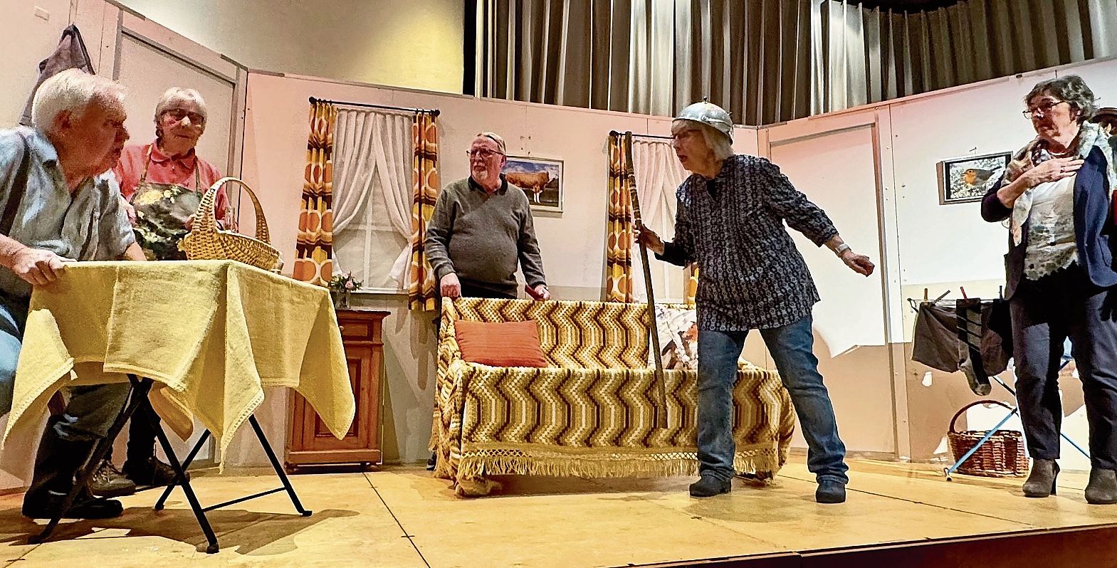 Die Nachbarin verfolgt den Metzger, die Bühne bebt … Fotos: E. Bachmann