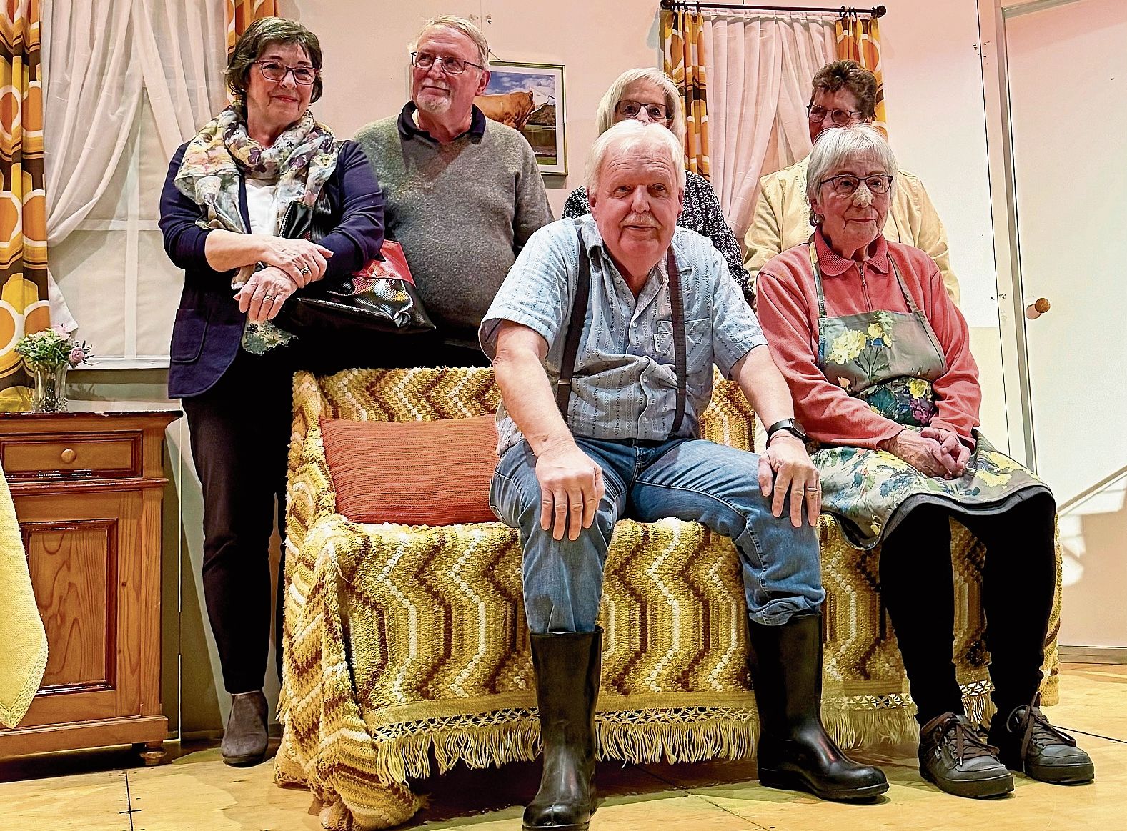 Vorne: Senn Lunzi (Hansjörg Köchli), Magd Käthi (Esther Voggenhuber), hinten v. l.:  Samira Brown (Beatrice Jaggy), Metzger Amstutz (Christian Jaggy), Nachbarin Silvia Moser (Franziska Wehrli), Reporterin Patrizia Hagedorn (Marianne Stampfli).