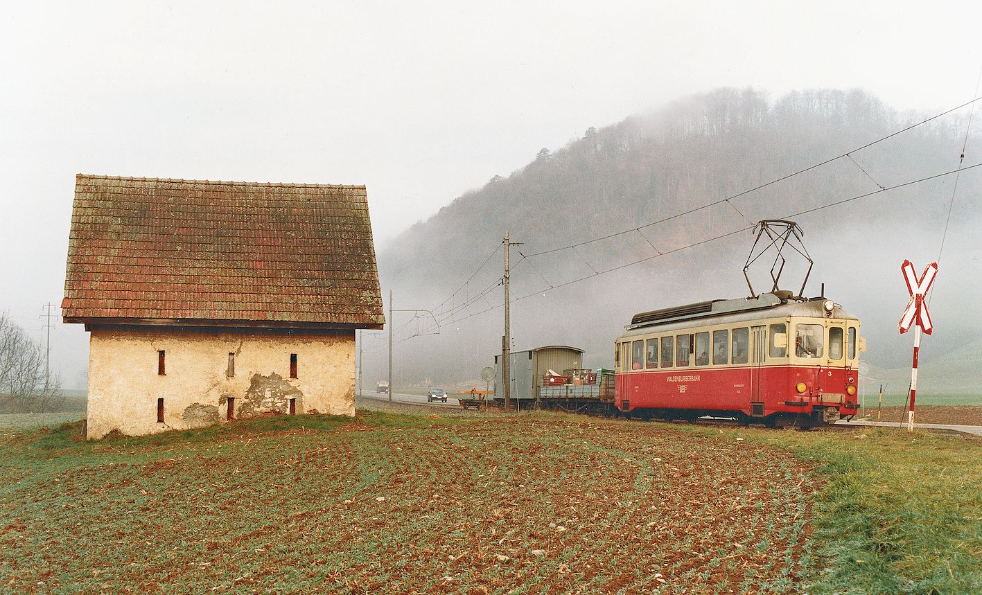 Triebwagen Nr. 3 zieht im Herbst 1984 einen Güterzug Richtung Waldenburg. Foto: Christian Zellweger Triebwagen Nr. 3 zieht im Herbst 1984 einen Güterzug Richtung Waldenburg. Foto: Christian Zellweger