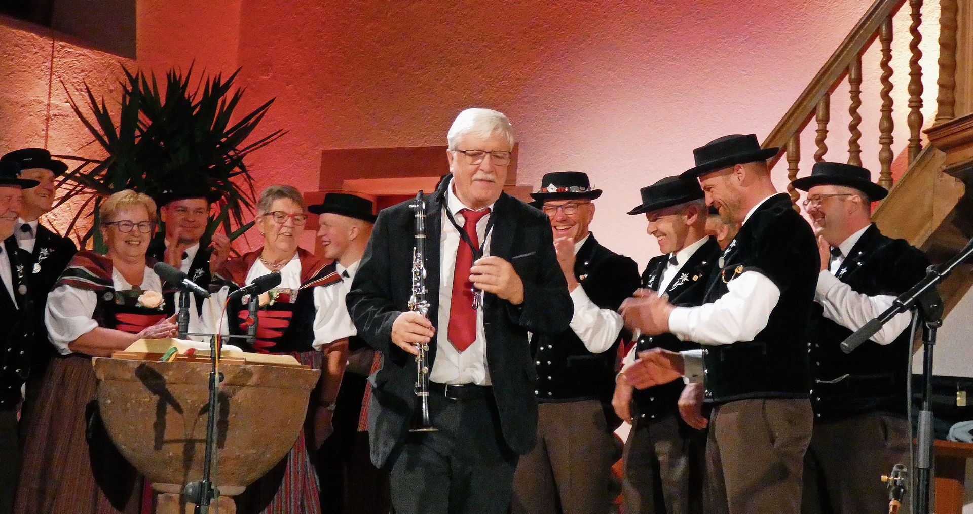 Bandleader Hansi Rudin zusammen mit dem Jodlerclub in Jubiläumslaune. Fotos: U. Fluri
