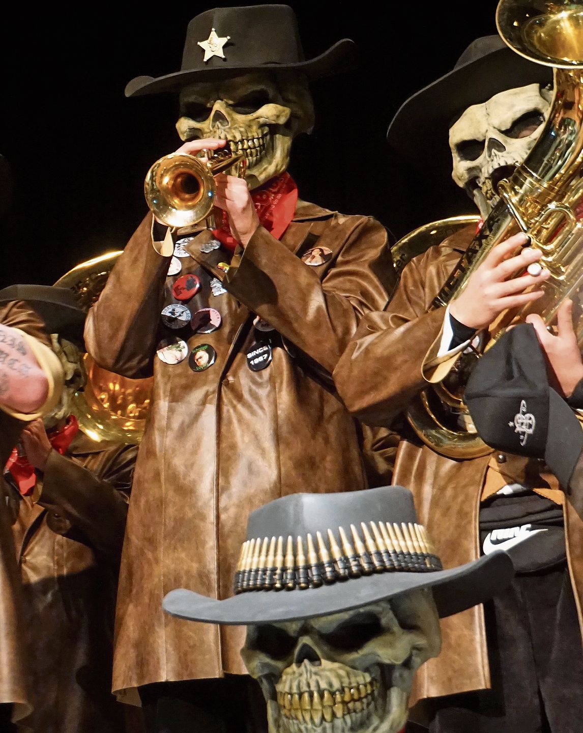 Fränkeschränzer als schaurige Sheriffs. 