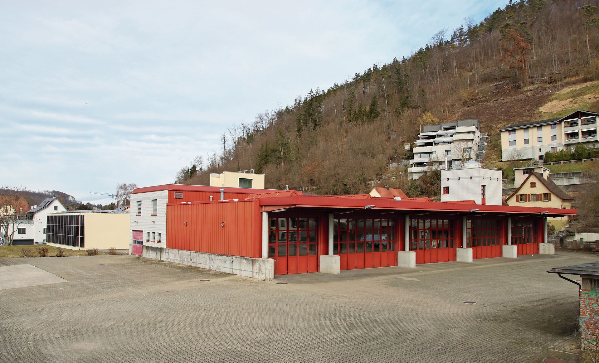 Das nicht mehr genutzte Feuerwehrmagazin mit seinen geräumigen Wendeflächen ist ein idealer neuer Standort für den Bürgergemeinde-Werkhof.