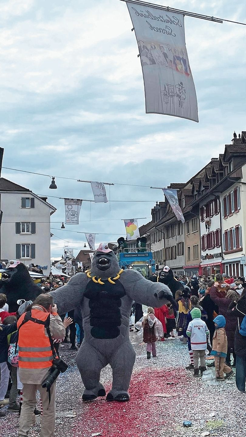 Die Riesen-Gorillas sorgten für Gelächter beim Publikum.Fotos: S. Moor Die Riesen-Gorillas sorgten für Gelächter beim Publikum.Fotos: S. Moor