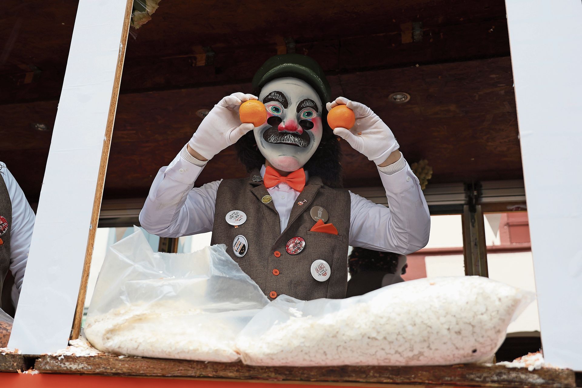 Auch die «Knillecheerer» verteilten Orangen. 