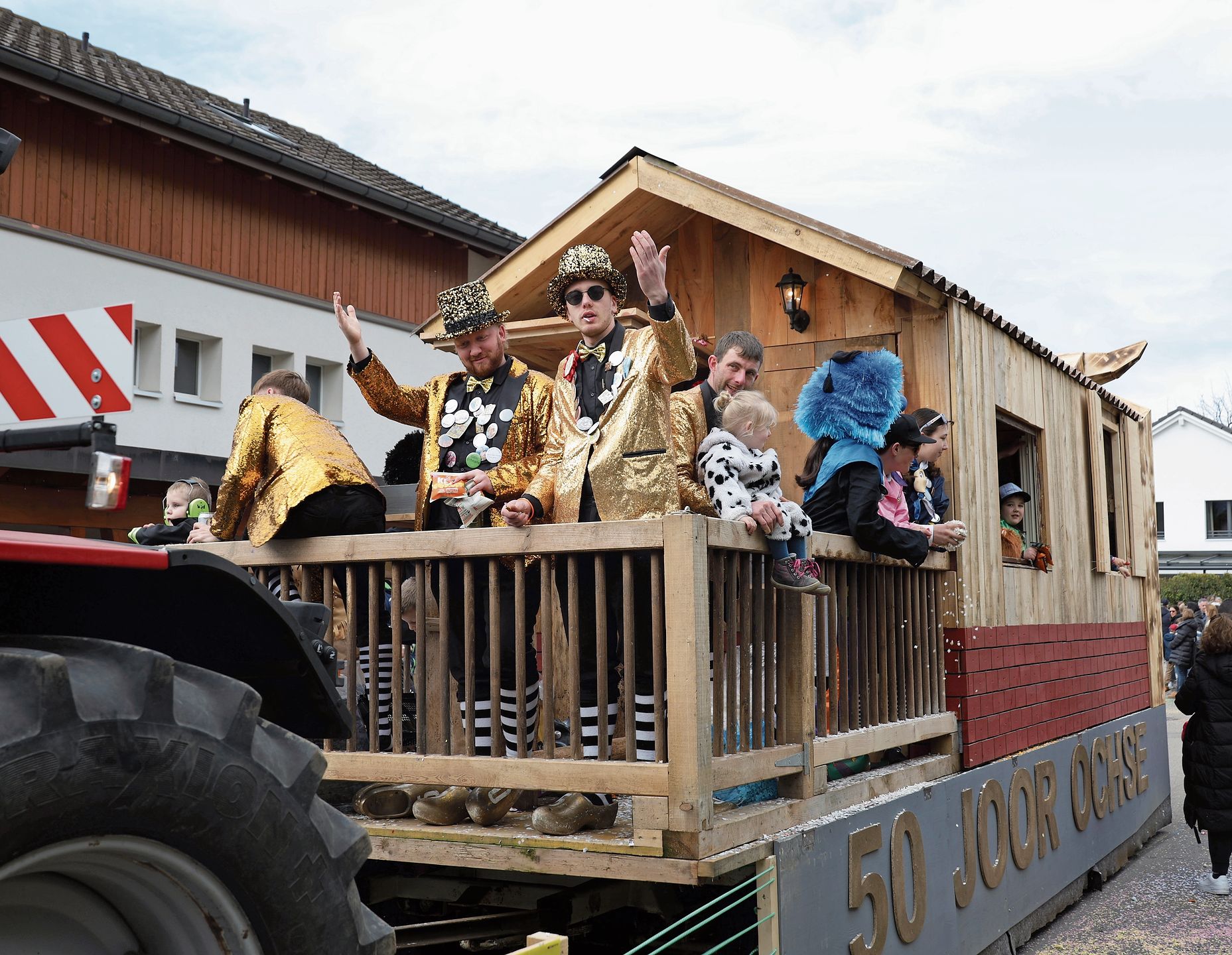 Die «Ochsespueler» aus Niederdorf grüssen vom Balkon.