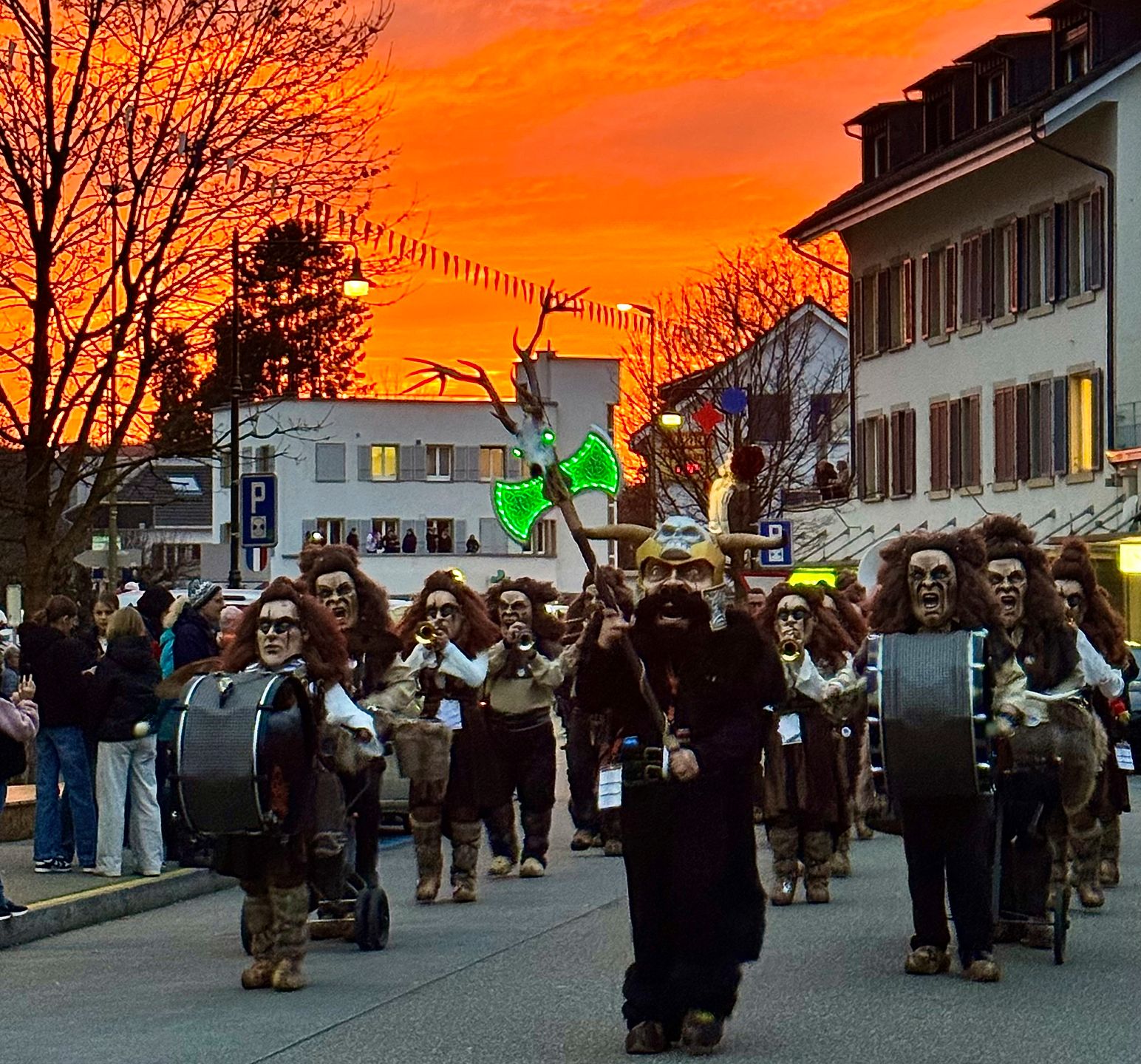 Die «Gassäspränger» Waldenburg werden von einem gewaltigen Sonnenuntergang begleitet.Fotos: E. Bachmann