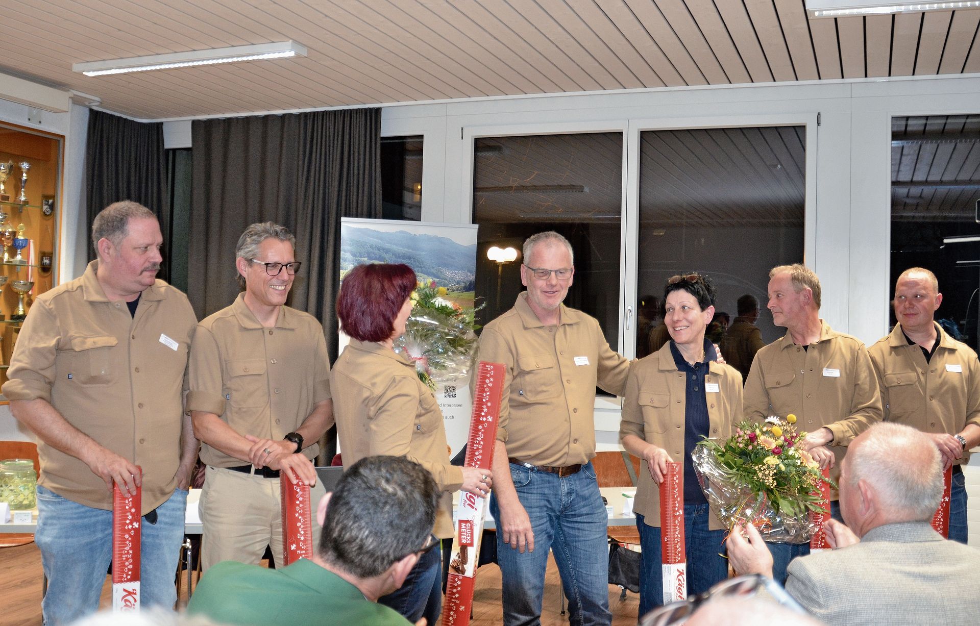 Der Vorstand im neuen Outfit: Pädu Nachbur, Stefan Grossmann, Martina Bloch, Katrin Kaden, Daniel Tschudin, Gerhard Dill und Sämi Hubschmid (v. l.). Fotos: B. Reinhard Der Vorstand im neuen Outfit: Pädu Nachbur, Stefan Grossmann, Martina Bloch, Katrin Kaden, Daniel Tschudin, Gerhard Dill und Sämi Hubschmid (v. l.). Fotos: B. Reinhard