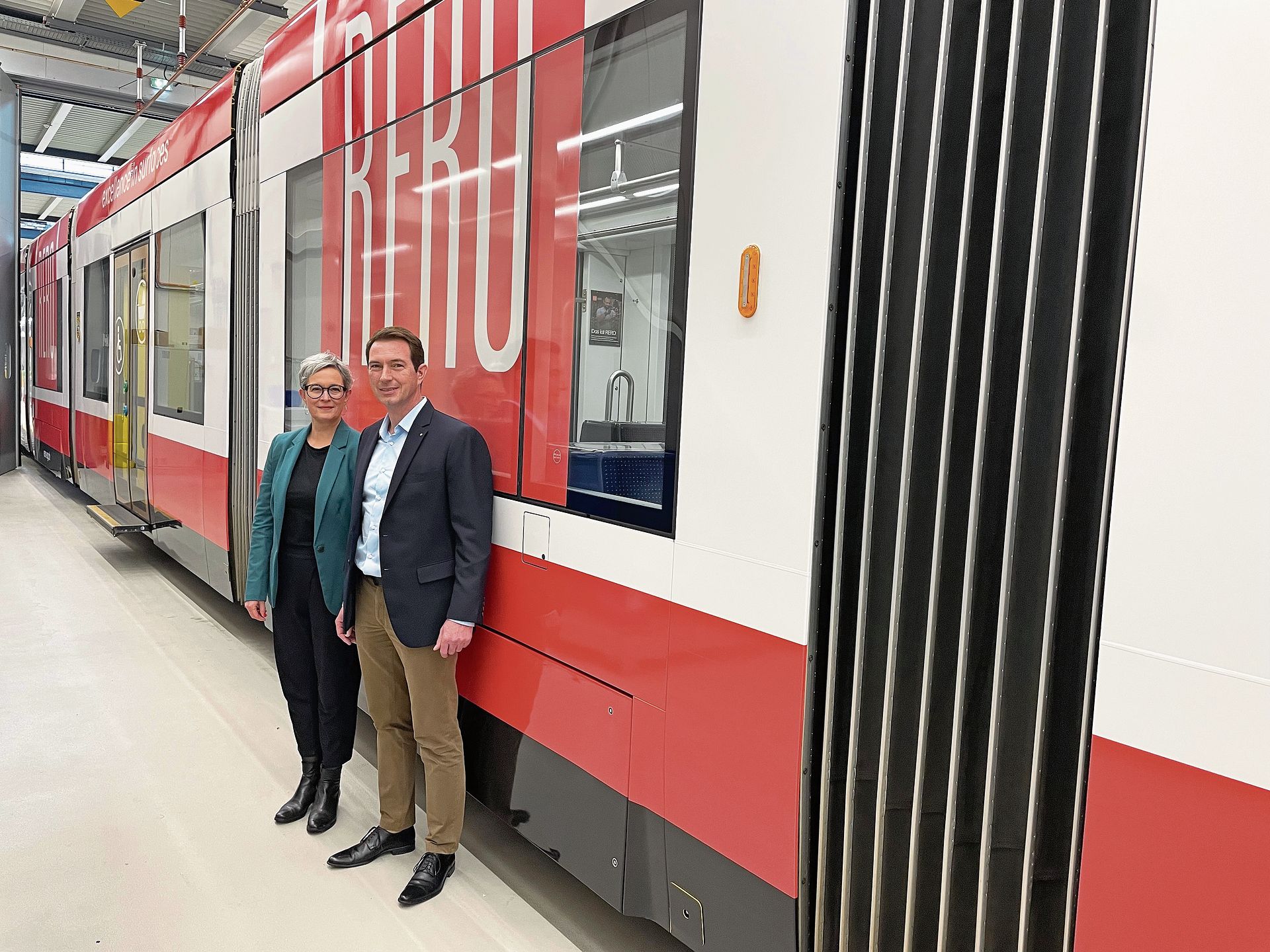Die Waldenburger Gemeindepräsidentin Andrea Sulzer neben dem Rero-Geschäftsführer Thomas Tschopp vor der Weltneuheit im Waldenburger Bahndepot.