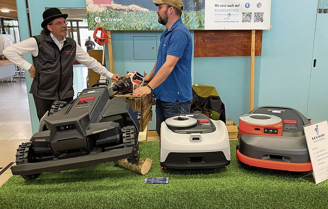 Mediensprecher Gernold Wohlgemuth im Austausch mit einem Rasenmäherverkäufer.Fotos: S. Moor Mediensprecher Gernold Wohlgemuth im Austausch mit einem Rasenmäherverkäufer.Fotos: S. Moor