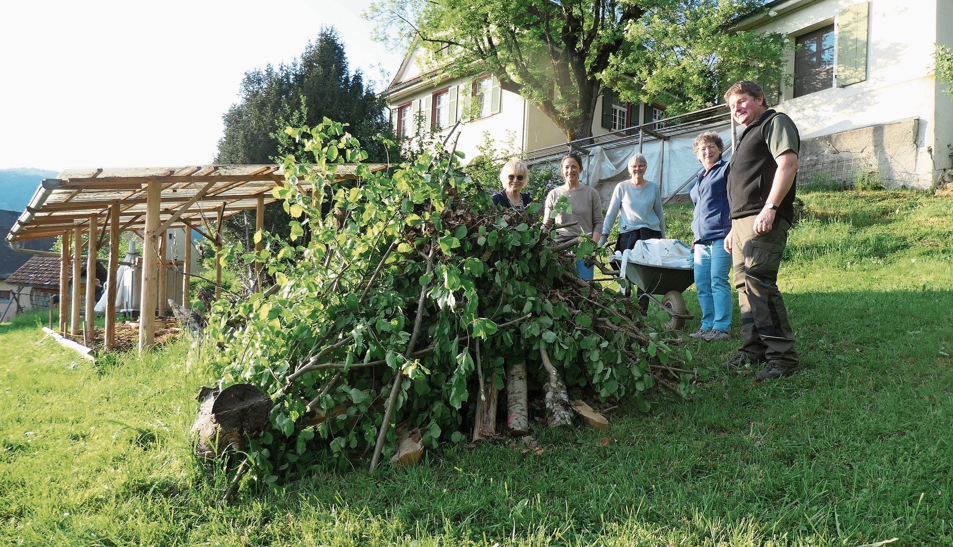 Das vollendete Werk von Kursgruppe zwei: der korrekt aufgebaute Überwinterungshaufen als Hotel für den Igel.