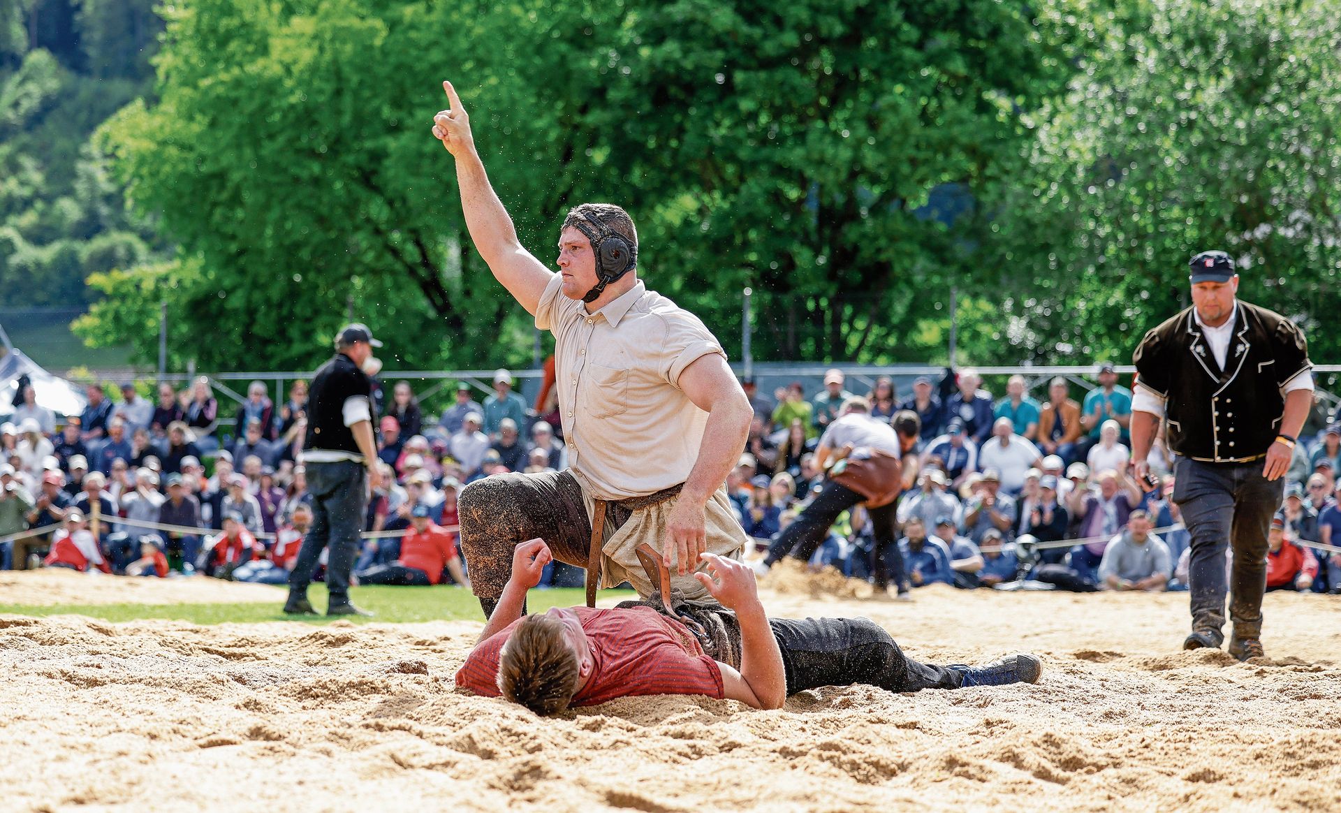 Nick Alpiger jubelt, durfte aber am Ende nicht den Schlussgang bestreiten, war jedoch aufgrund der Punktzahl Co-Sieger. Nick Alpiger jubelt, durfte aber am Ende nicht den Schlussgang bestreiten, war jedoch aufgrund der Punktzahl Co-Sieger.