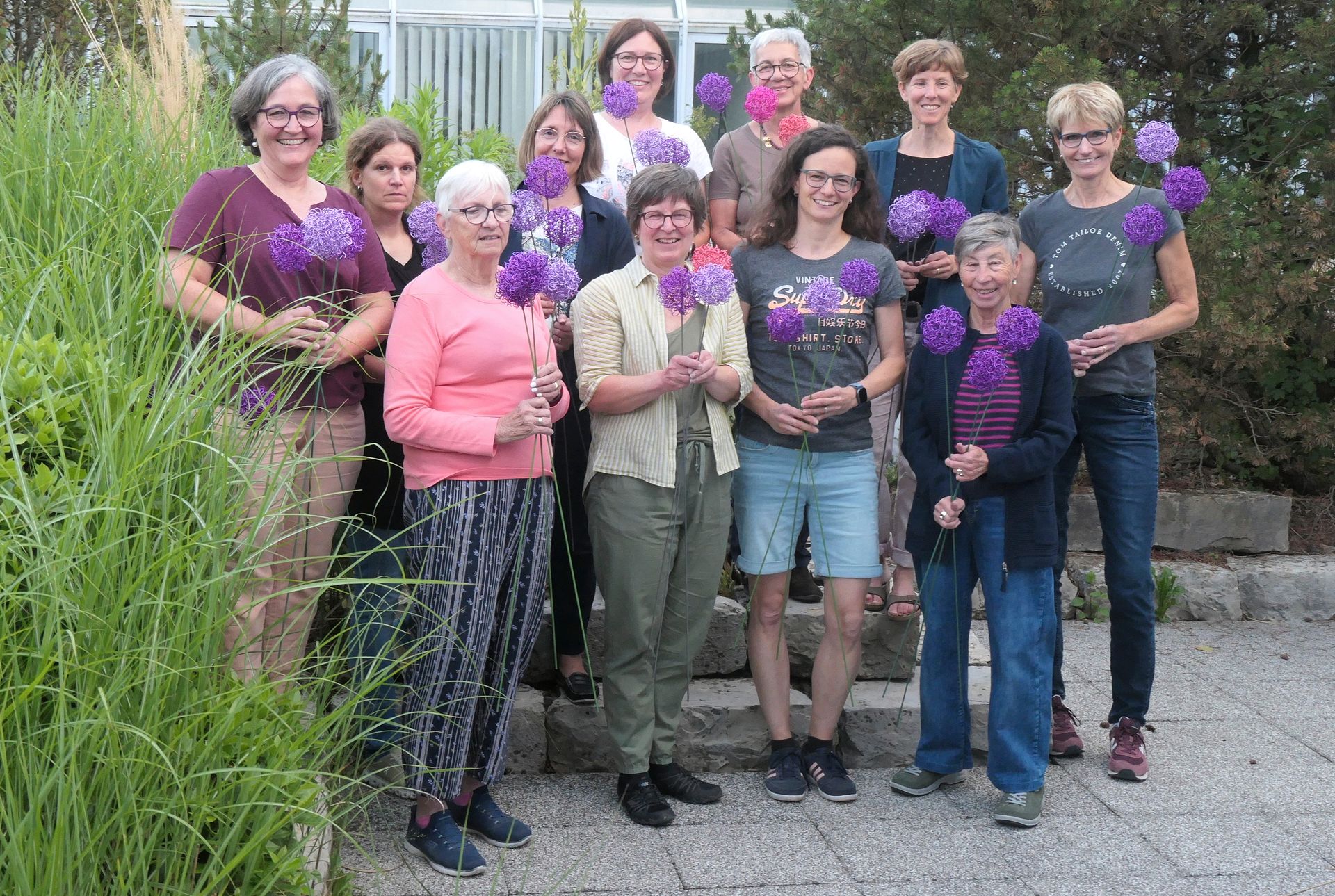 Die stolzen Workshop-Teilnehmerinnen mit ihren Kunstwerken. Fotos: U. Handschin Die stolzen Workshop-Teilnehmerinnen mit ihren Kunstwerken. Fotos: U. Handschin