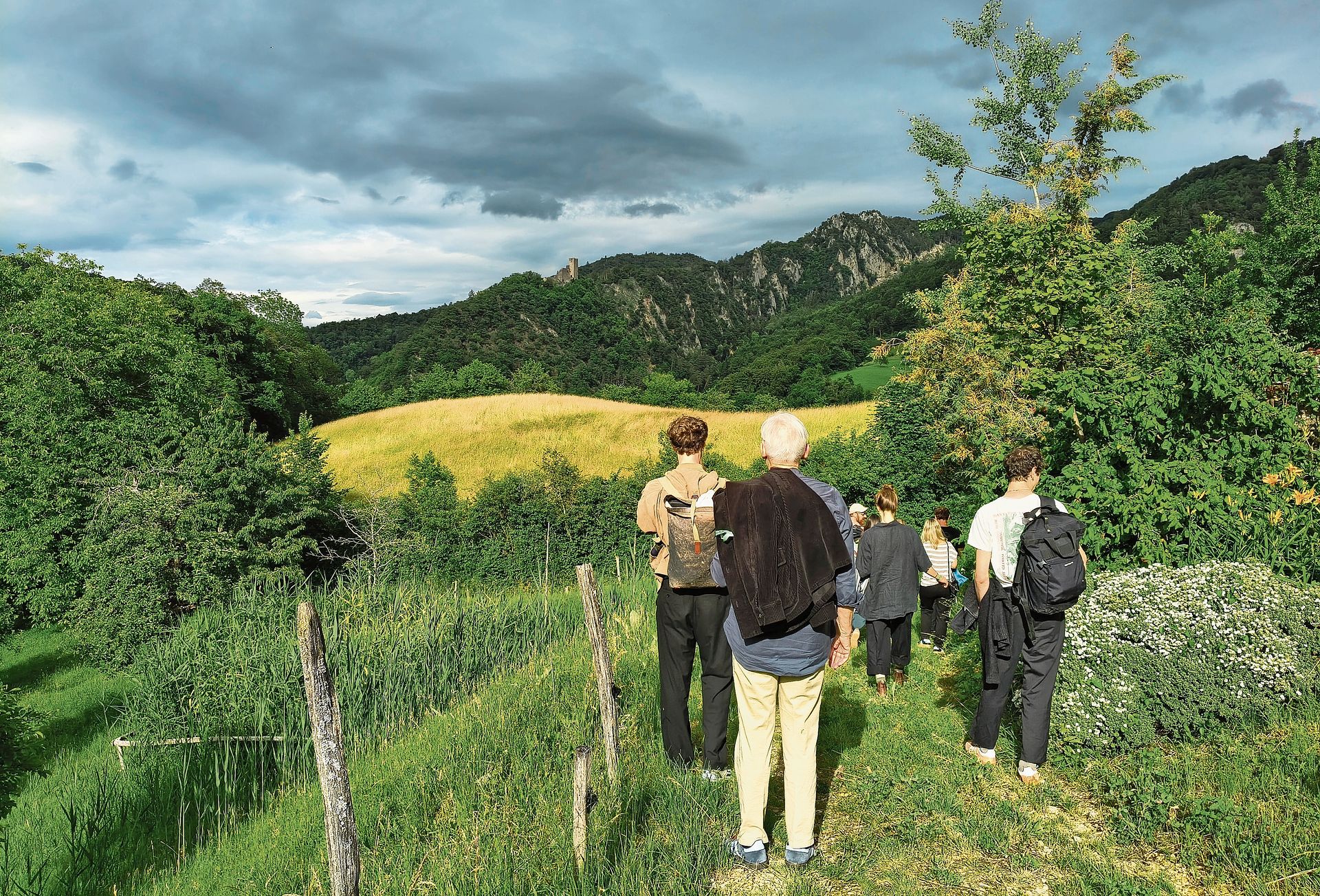 Wald, Wiesen, Felsen und Burg: kulturaffine Basler/-innen unterwegs in der Baselbieter Landschaft. Fotos: M. Schaffner