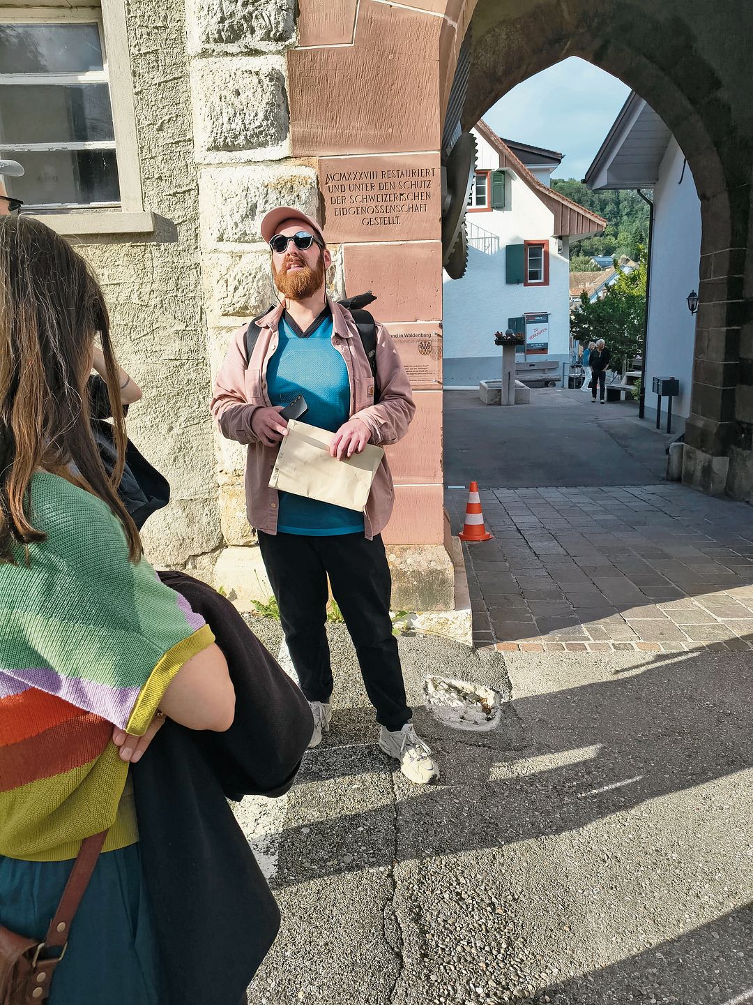Regisseur Maximilian Hanisch erzählte den Parcours-Teilnehmenden beim oberen Stadttor die Legende von der «Hand von Waldenburg».
