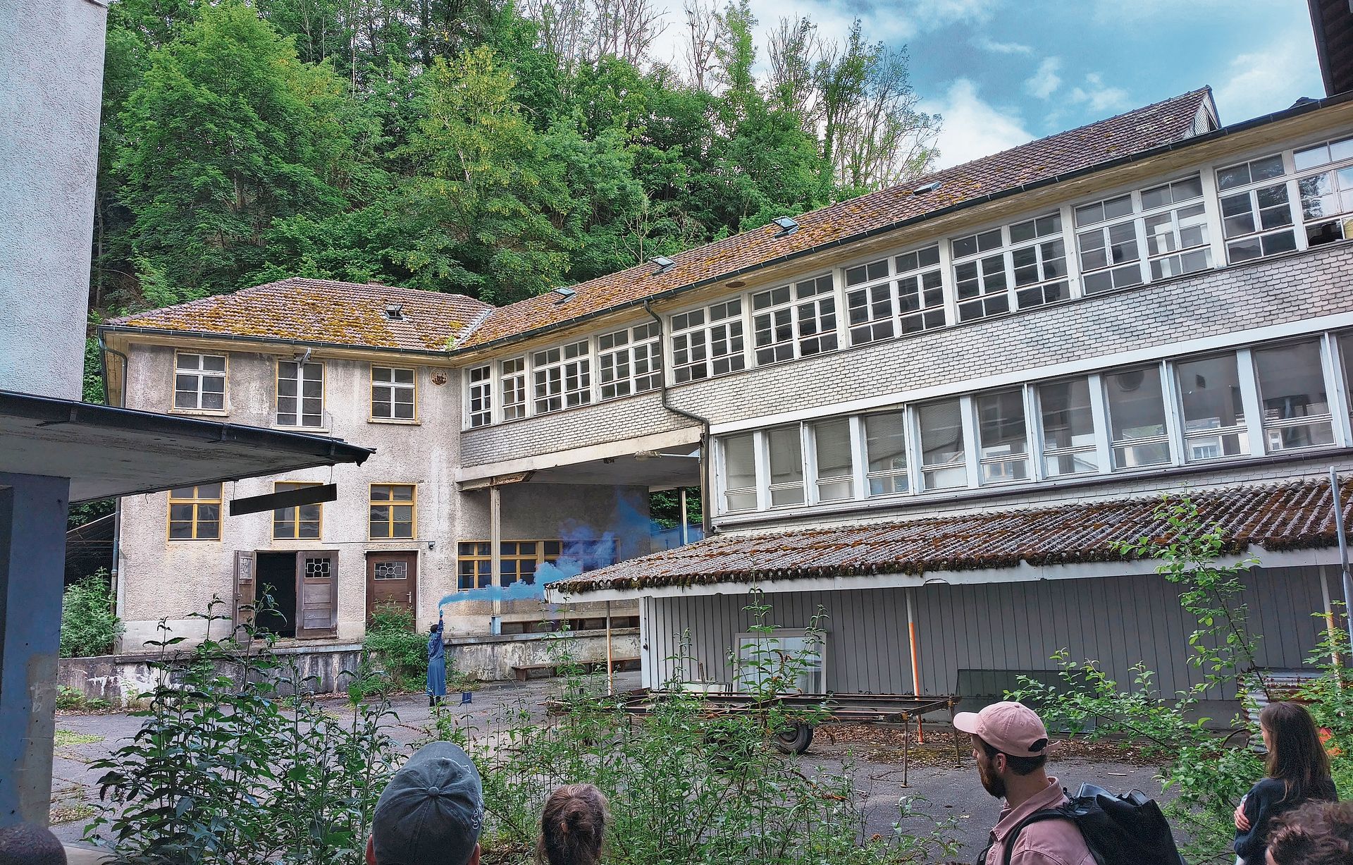 Die «Revue Thommen»: ein zerfallendes Industriedenkmal, das von der Natur zurückerobert wird und gelegentlich als Kulturort wieder auflebt.