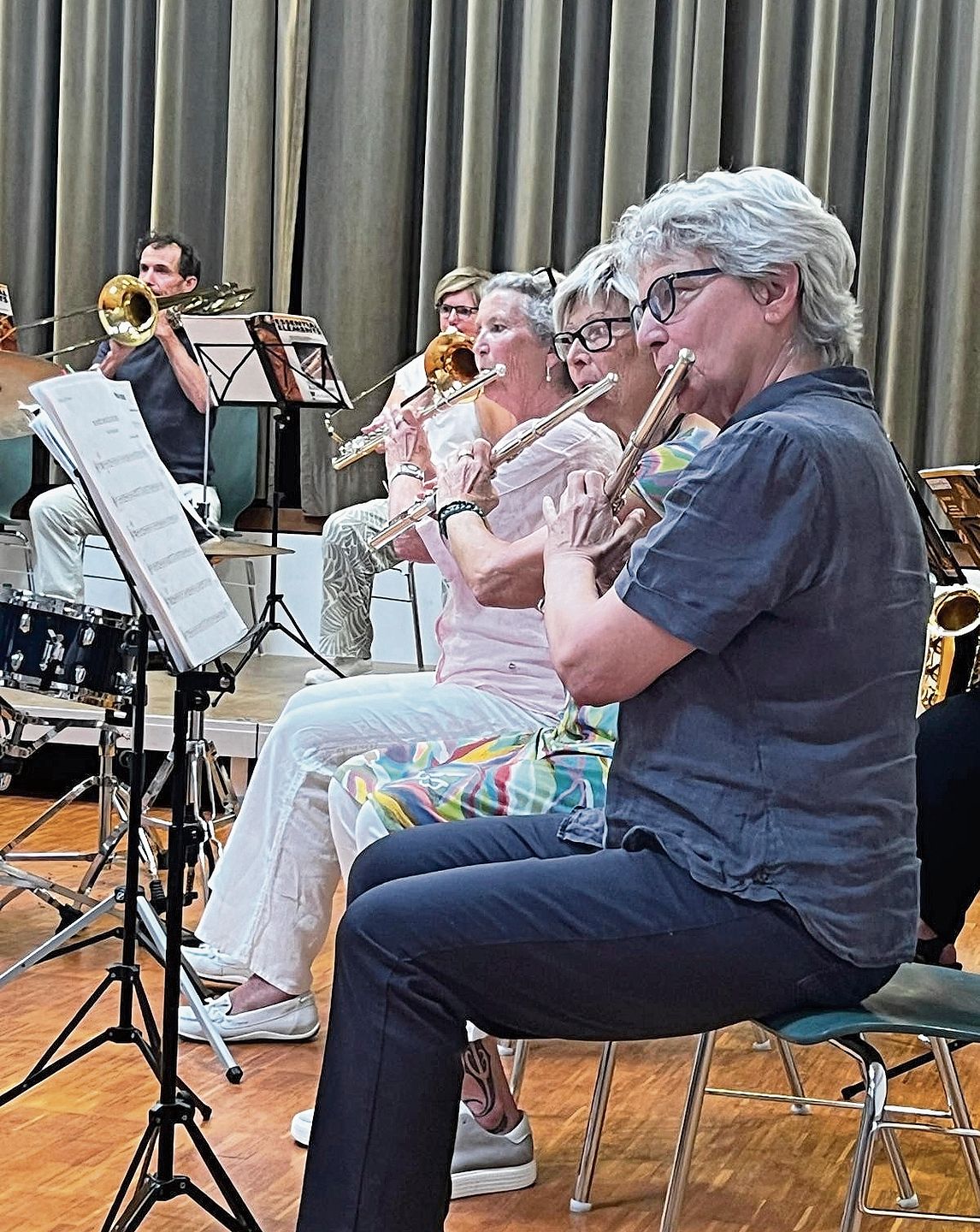 Die Flötistinnen des Orchesters (Vordergrund) sorgen gemeinsam mit den Posaunen und Trompeten im Hintergrund für den passenden Klang. Die Flötistinnen des Orchesters (Vordergrund) sorgen gemeinsam mit den Posaunen und Trompeten im Hintergrund für den passenden Klang.