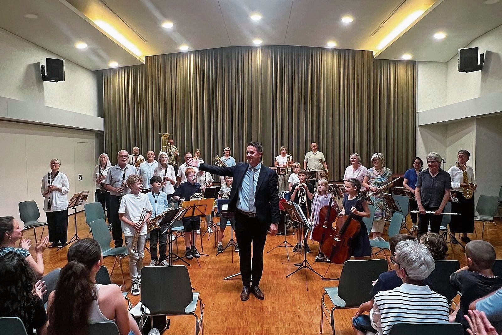 Dirigent Mischa Timothy Meyer präsentiert stolz sein generationenübergreifendes Orchester nach dem gelungenen Konzert im vollbesetzten Saal. Fotos: Marco Santschi Dirigent Mischa Timothy Meyer präsentiert stolz sein generationenübergreifendes Orchester nach dem gelungenen Konzert im vollbesetzten Saal. Fotos: Marco Santschi