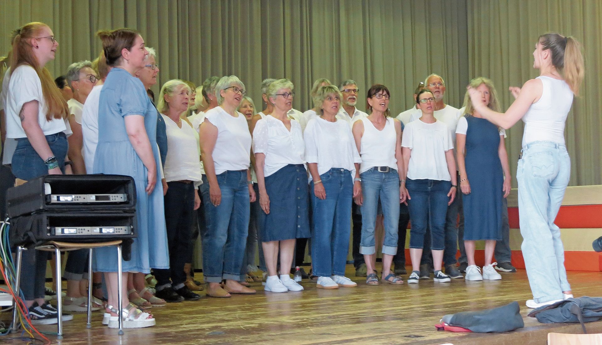 Chorisma eröffnete die Einwohnergemeindeversammlung mit vokalischen Klängen. Chorisma eröffnete die Einwohnergemeindeversammlung mit vokalischen Klängen.