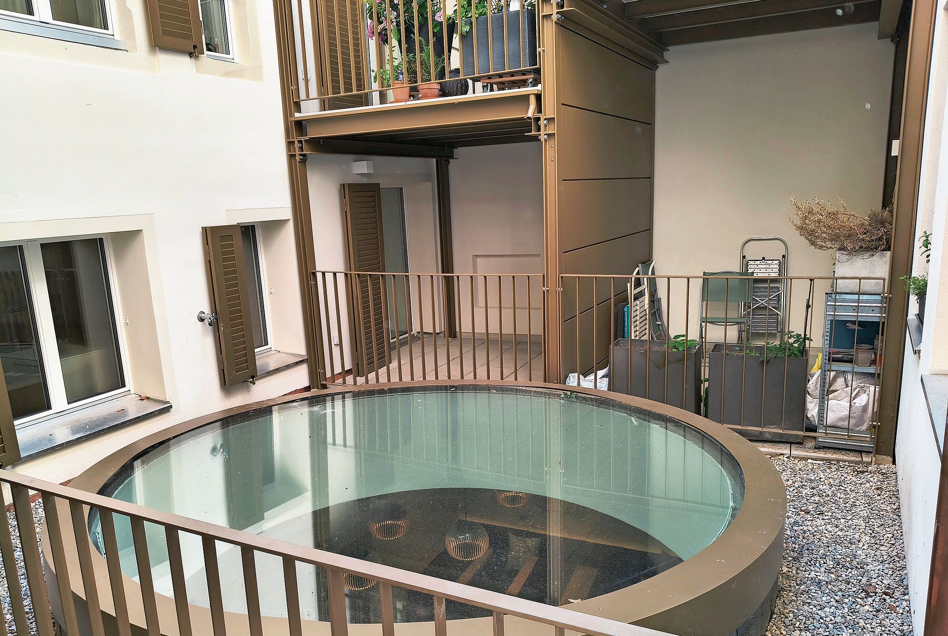 Der freigelegte Innenhof lässt Licht ins Restaurant und bietet Platz für die Balkone, die zu den Wohnungen gehören.Foto: M. Schaffner Der freigelegte Innenhof lässt Licht ins Restaurant und bietet Platz für die Balkone, die zu den Wohnungen gehören.Foto: M. Schaffner