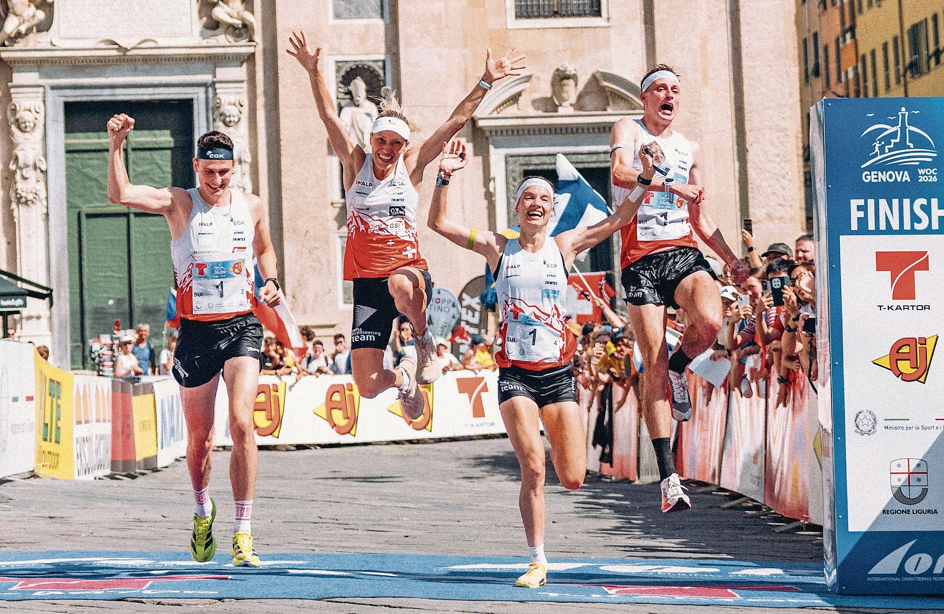 Triumphaler Zieleinlauf beim Staffelsieg. Triumphaler Zieleinlauf beim Staffelsieg.
