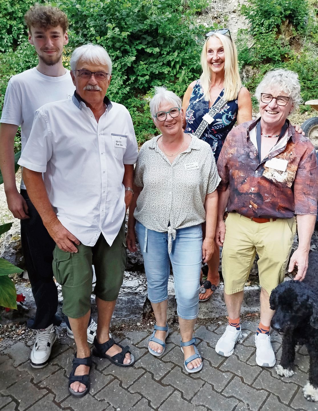 Die teilnehmenden Künstlerinnen und Künstler vereint. In Vertretung Pepé Petheö, Peter Frey, Dora Mohler-Frey, Conny Borer und Urs -Schmässi- Schmassmann (v. l. ). Fotos: S. van Riemsdijk Die teilnehmenden Künstlerinnen und Künstler vereint. In Vertretung Pepé Petheö, Peter Frey, Dora Mohler-Frey, Conny Borer und Urs -Schmässi- Schmassmann (v. l. ). Fotos: S. van Riemsdijk