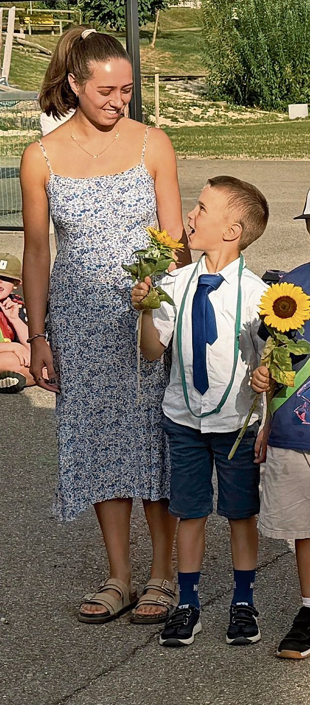 Diese Blicke sagen mehr als tausend Worte: Primarlehrerin Tamara Lipkovits mit einem ihrer neuen Schützlinge. Diese Blicke sagen mehr als tausend Worte: Primarlehrerin Tamara Lipkovits mit einem ihrer neuen Schützlinge.