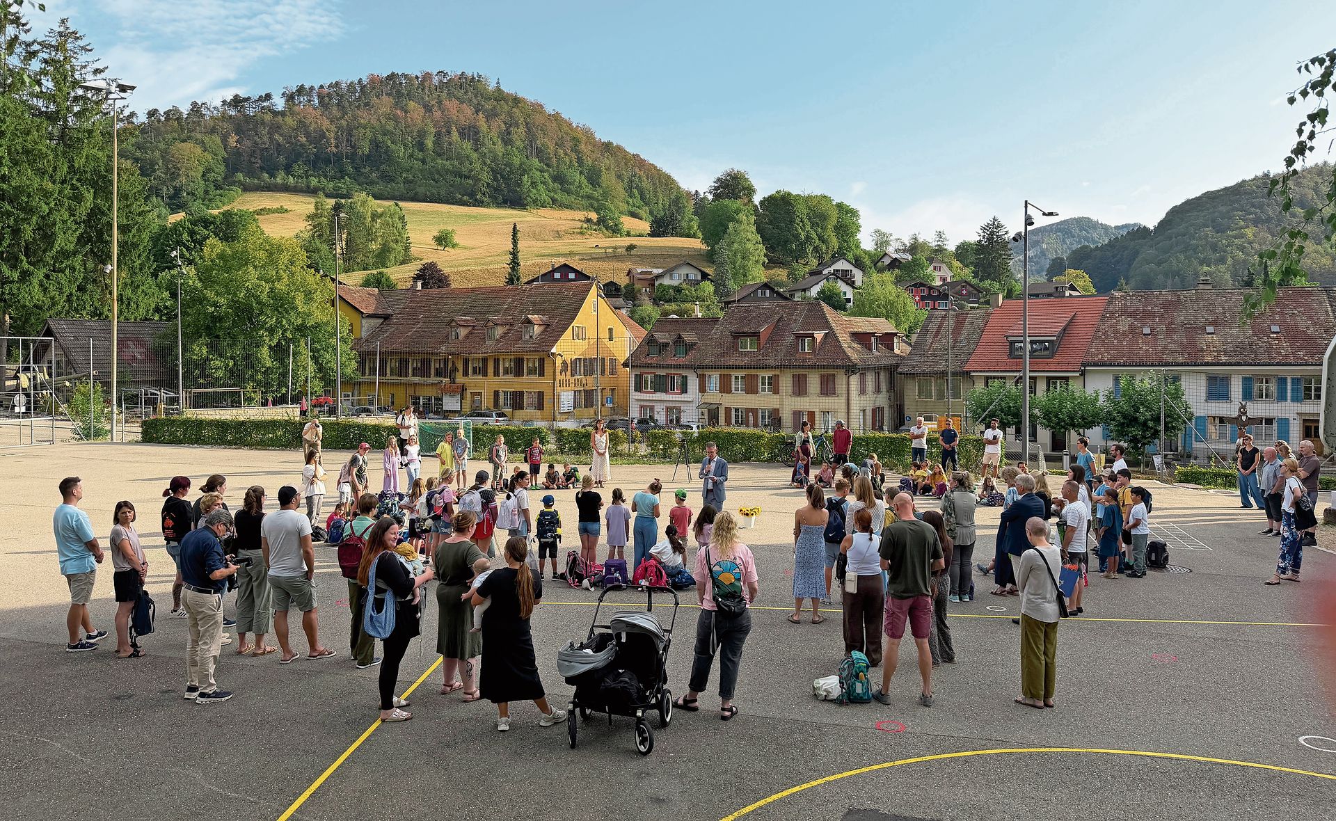 Die Schüler/-innen und Eltern lauschen der Rede von Regierungsrat Markus Eigenmann, der ebenfalls seinen «ersten Schultag» in seiner Rolle als Bildungsdirektor hatte.Fotos: M. Degen Die Schüler/-innen und Eltern lauschen der Rede von Regierungsrat Markus Eigenmann, der ebenfalls seinen «ersten Schultag» in seiner Rolle als Bildungsdirektor hatte.Fotos: M. Degen