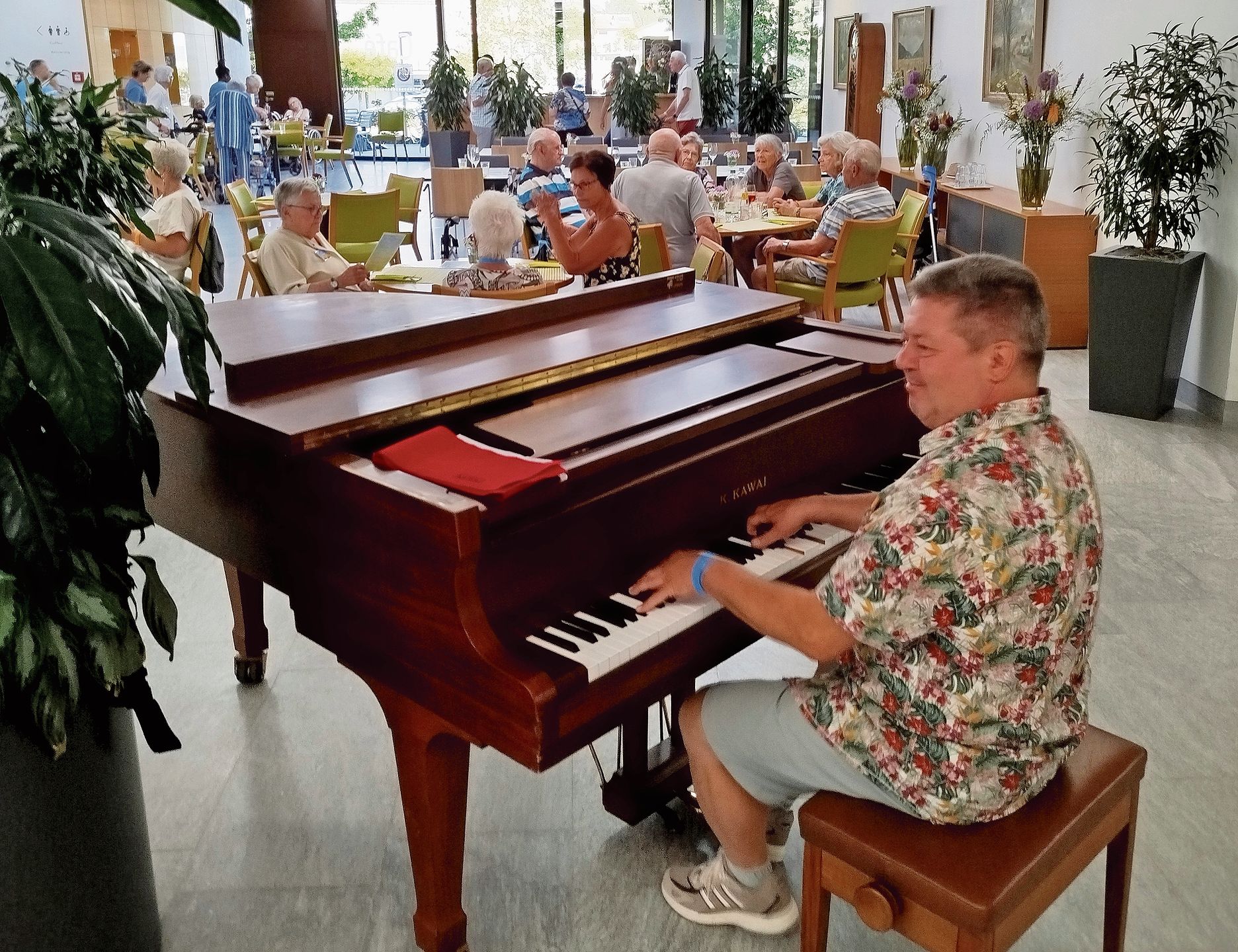 Hene Wirz unterhielt das Publikum am Samstag mit seinen Pianoklängen. Hene Wirz unterhielt das Publikum am Samstag mit seinen Pianoklängen.