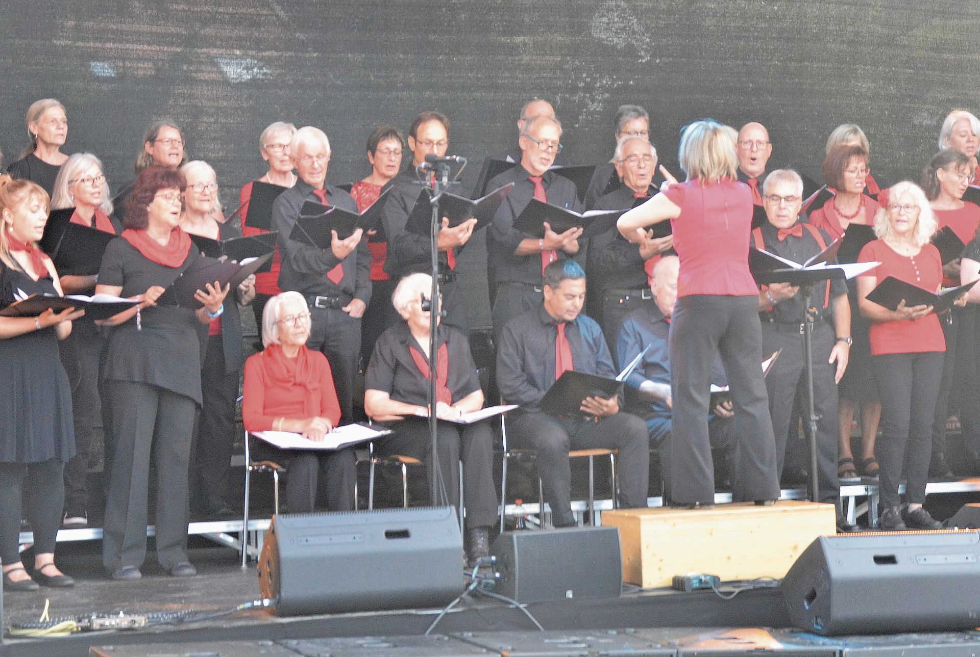 Der örtliche Chor «ma non troppo» sang zur Eröffnung als Primeur das Tennikerlied. Fotos: S. van Riemsdijk Der örtliche Chor «ma non troppo» sang zur Eröffnung als Primeur das Tennikerlied. Fotos: S. van Riemsdijk