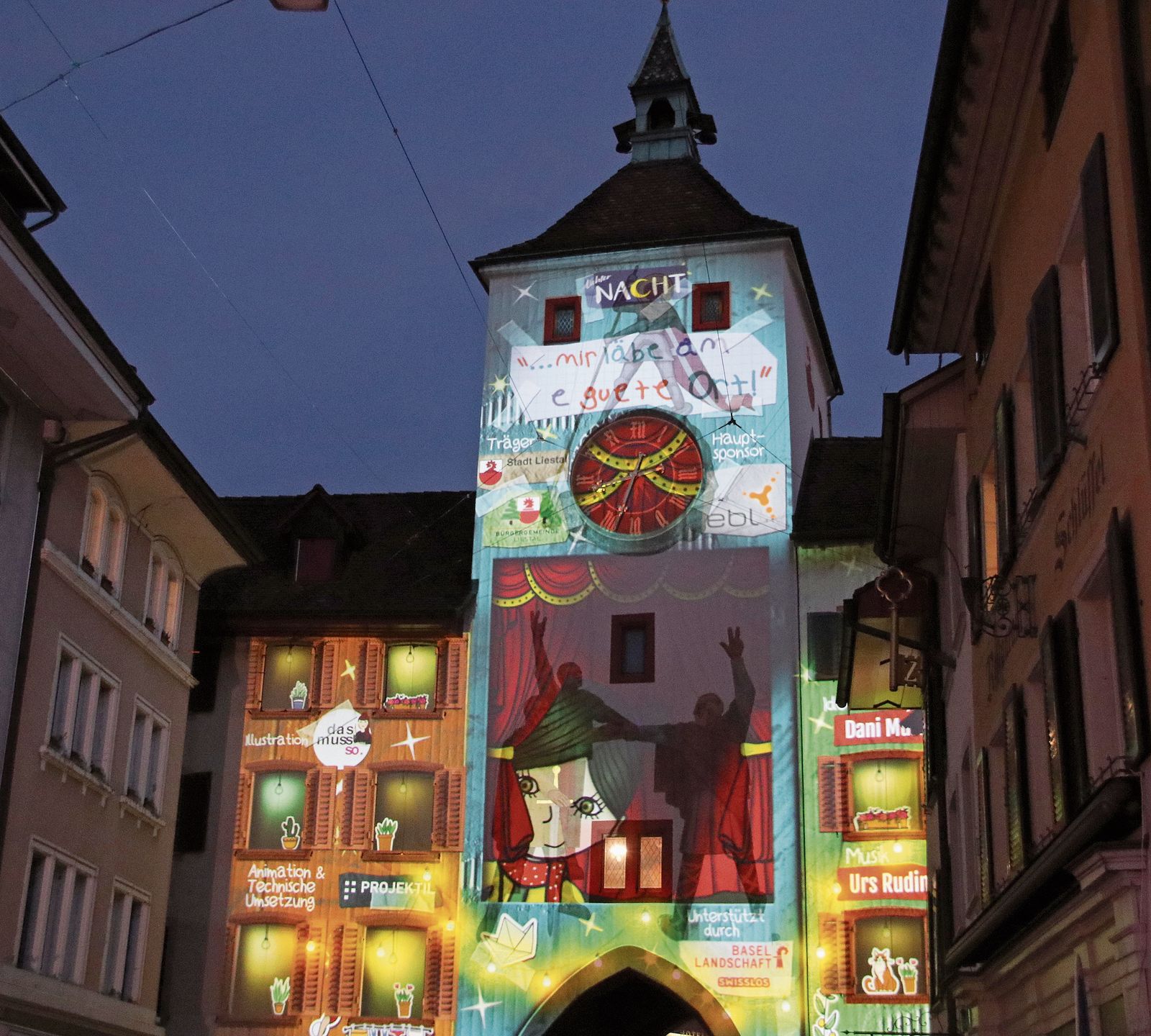 Bilderbuchfigur «Charlie» führte durch die Lichternacht.Fotos: M. Schaffner Bilderbuchfigur «Charlie» führte durch die Lichternacht.Fotos: M. Schaffner
