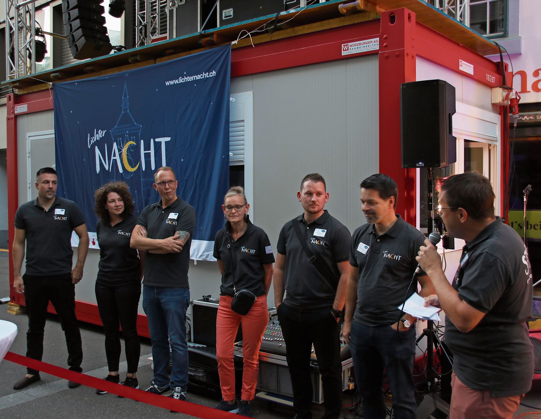OK-Chef Philipp Bühler stimmt sein Team auf die drei Abende ein. OK-Chef Philipp Bühler stimmt sein Team auf die drei Abende ein.