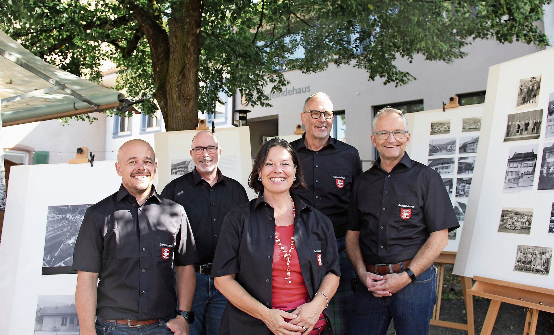 Der strahlende Itinger Gemeinderat vor der Archiv-Fotoausstellung: Kim Grauwiller, Roland Caviezel, Cécile Schmidt Bur, Peter Bosch und Silvio Strub (v.l.).