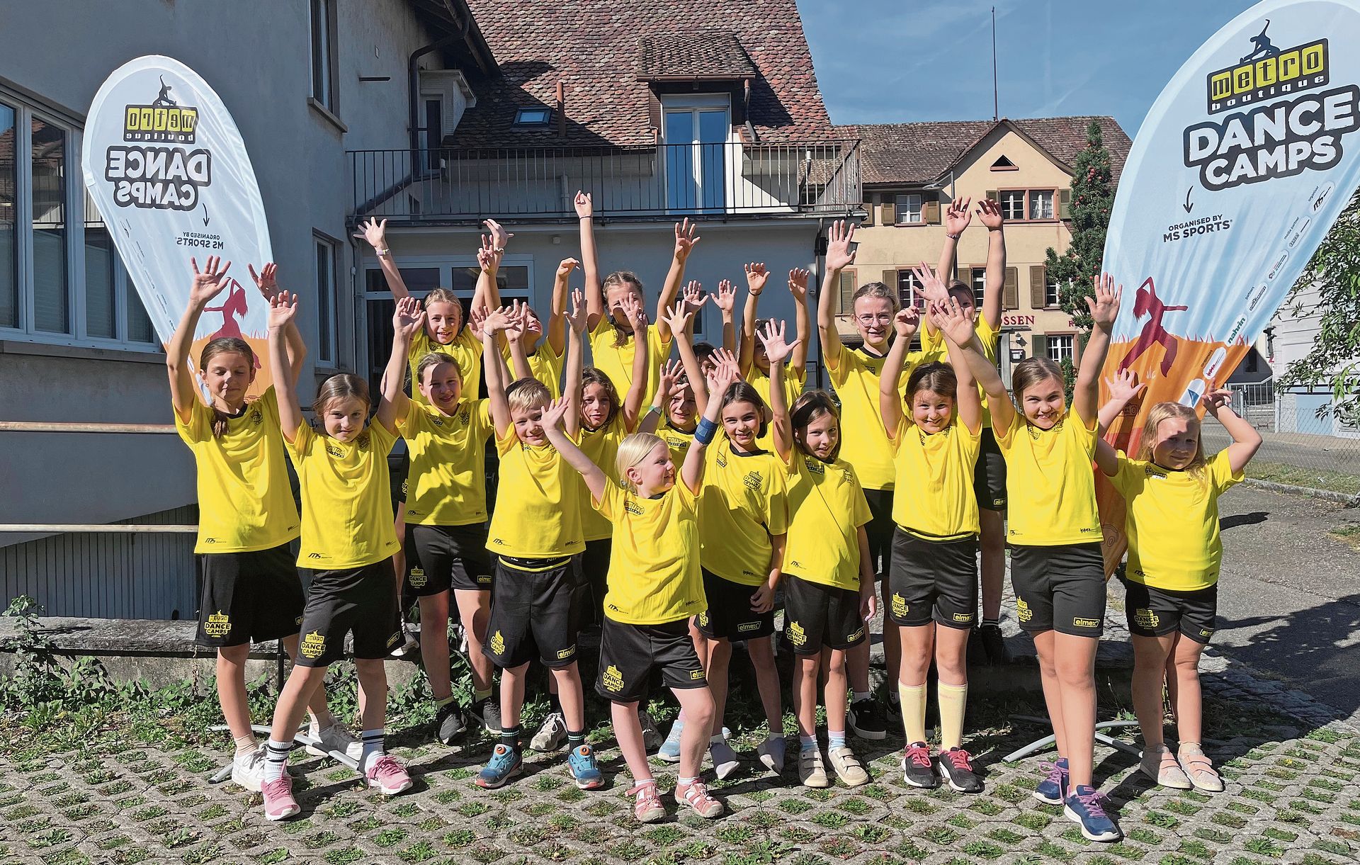 Fröhliches Gruppenbild der jungen Tänzer/-innen.Foto: zVg Fröhliches Gruppenbild der jungen Tänzer/-innen.Foto: zVg